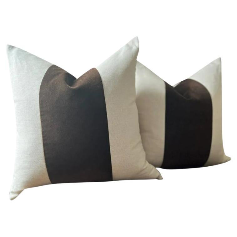 Coppia di pannelli classici in velluto marrone espresso con cuscini in lino color avena in vendita