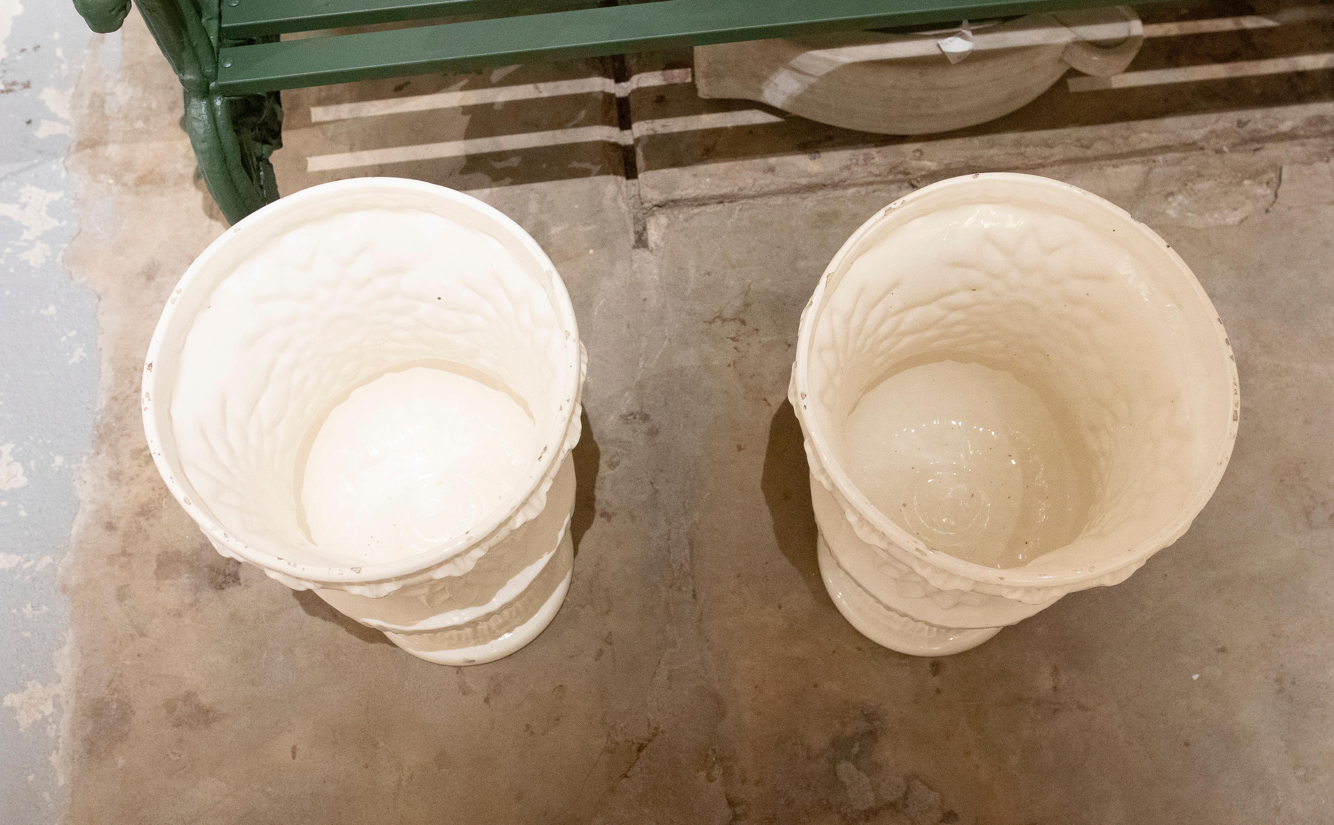 Pair of Classic Flower Pots in Glazed Ceramic in White Colour For Sale 8