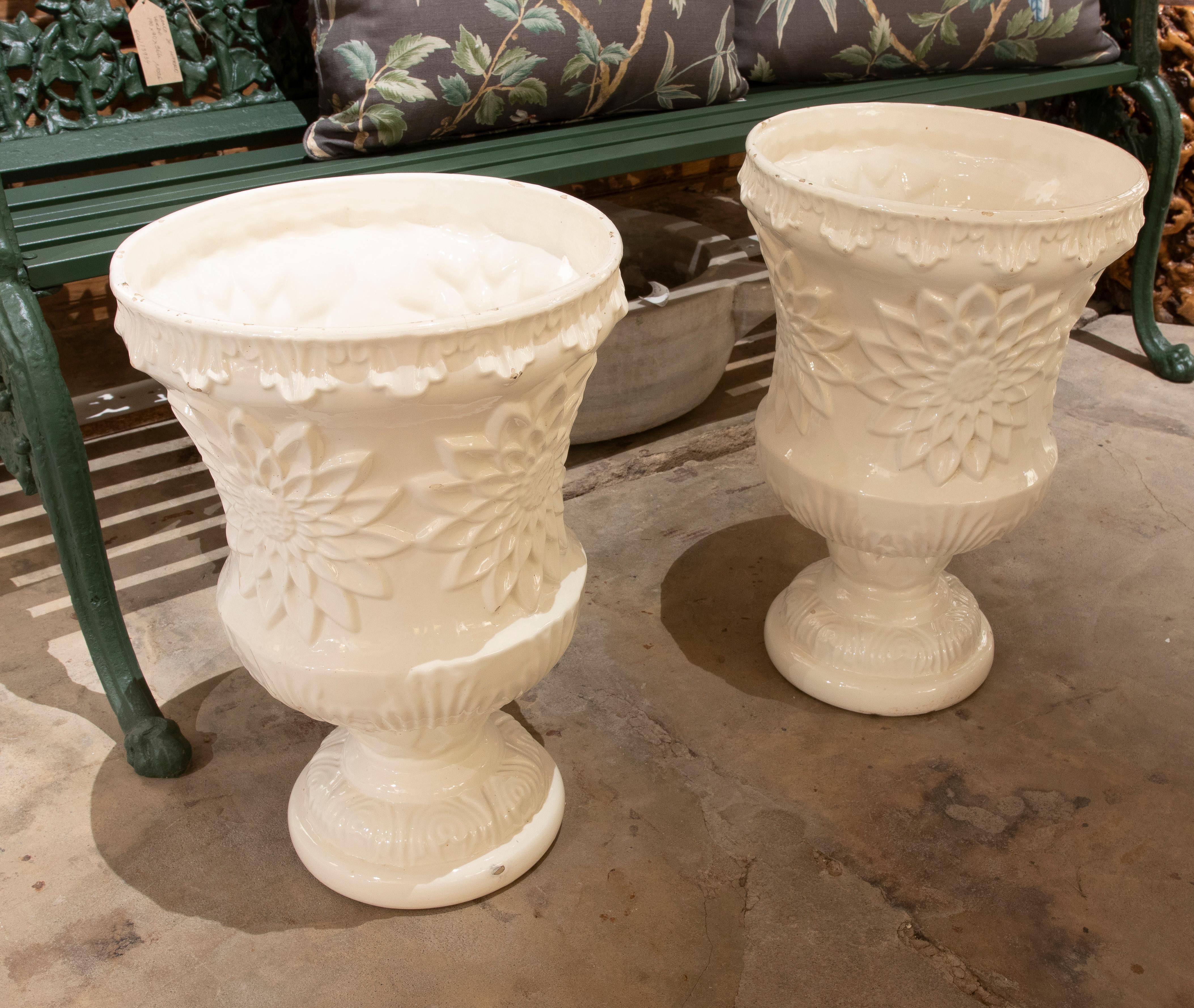 Paar klassische Blumentöpfe aus glasierter Keramik in weißer Farbe