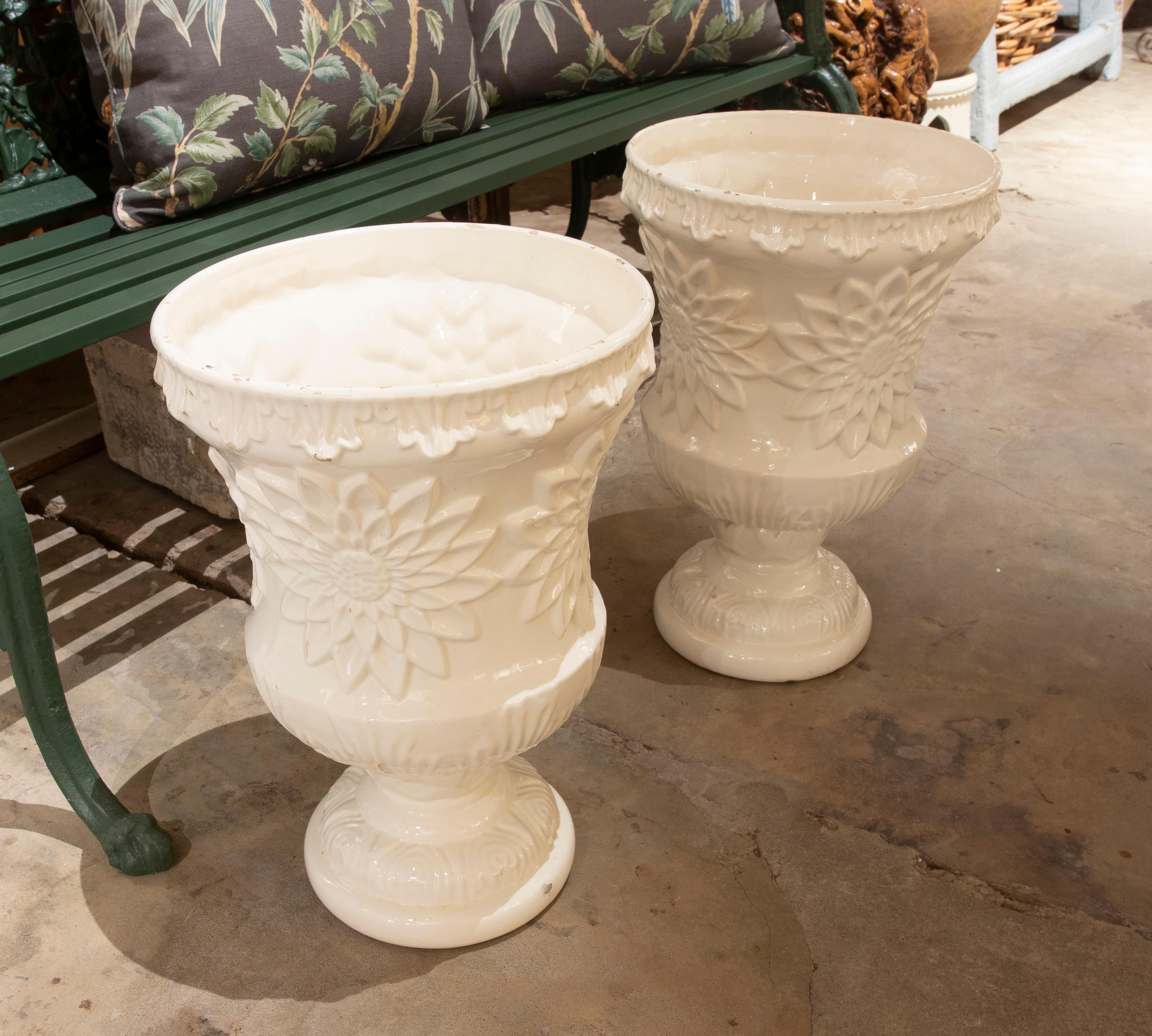 Pair of Classic Flower Pots in Glazed Ceramic in White Colour In Good Condition For Sale In Marbella, ES