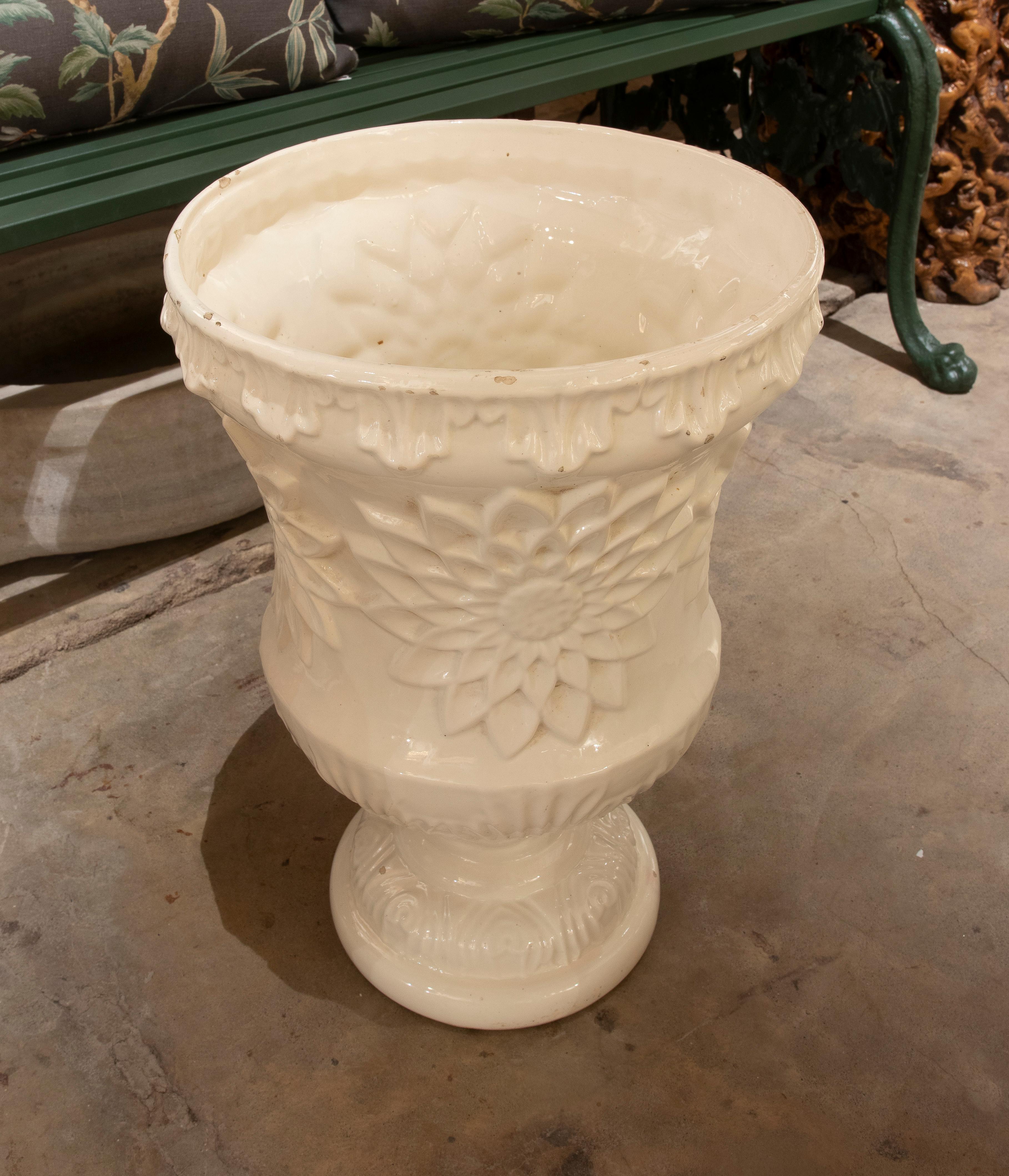 20th Century Pair of Classic Flower Pots in Glazed Ceramic in White Colour For Sale
