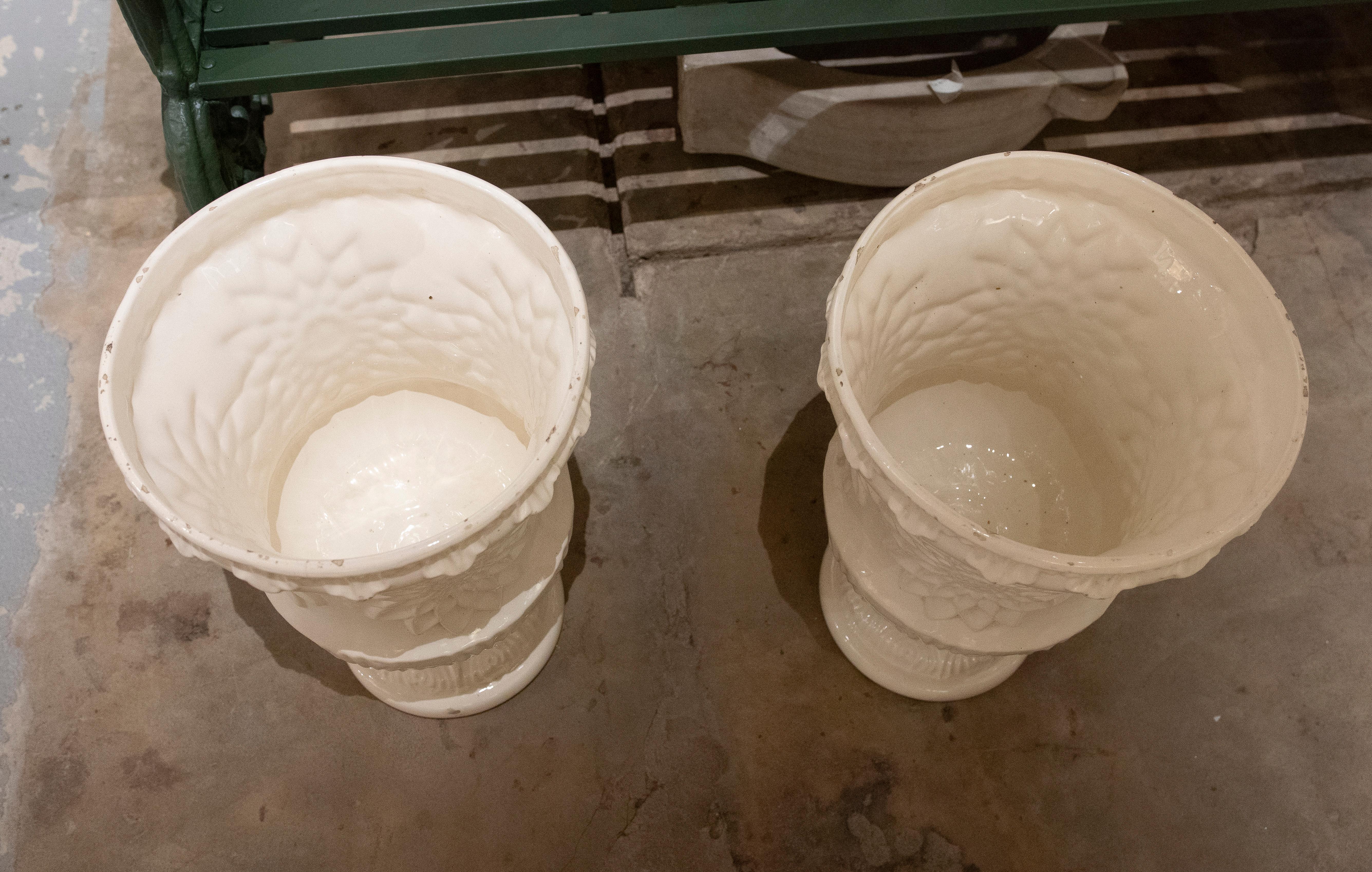 Pair of Classic Flower Pots in Glazed Ceramic in White Colour For Sale 1