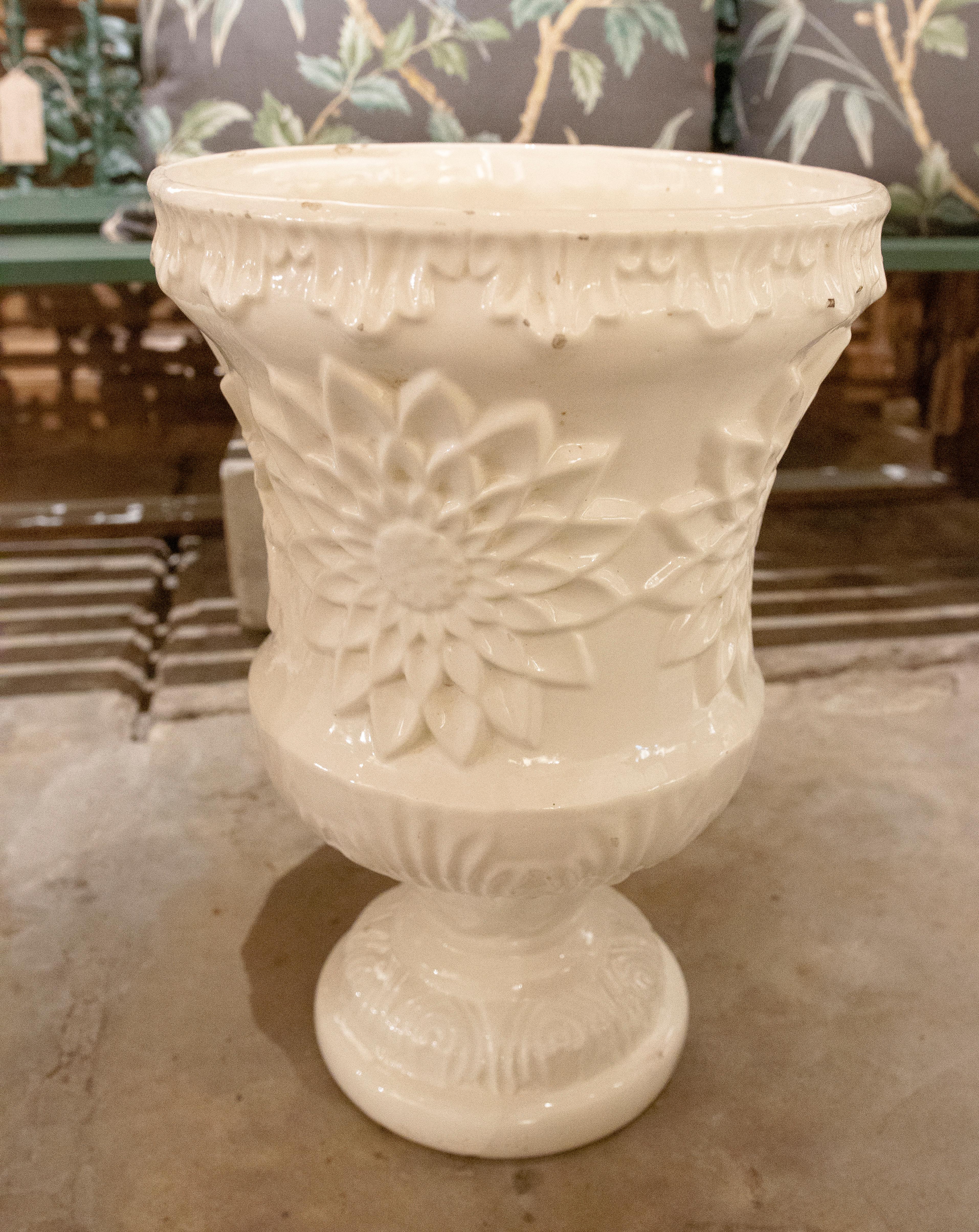 Paar Classic Blumentöpfe aus glasierter Keramik in weißer Farbe (20. Jahrhundert) im Angebot
