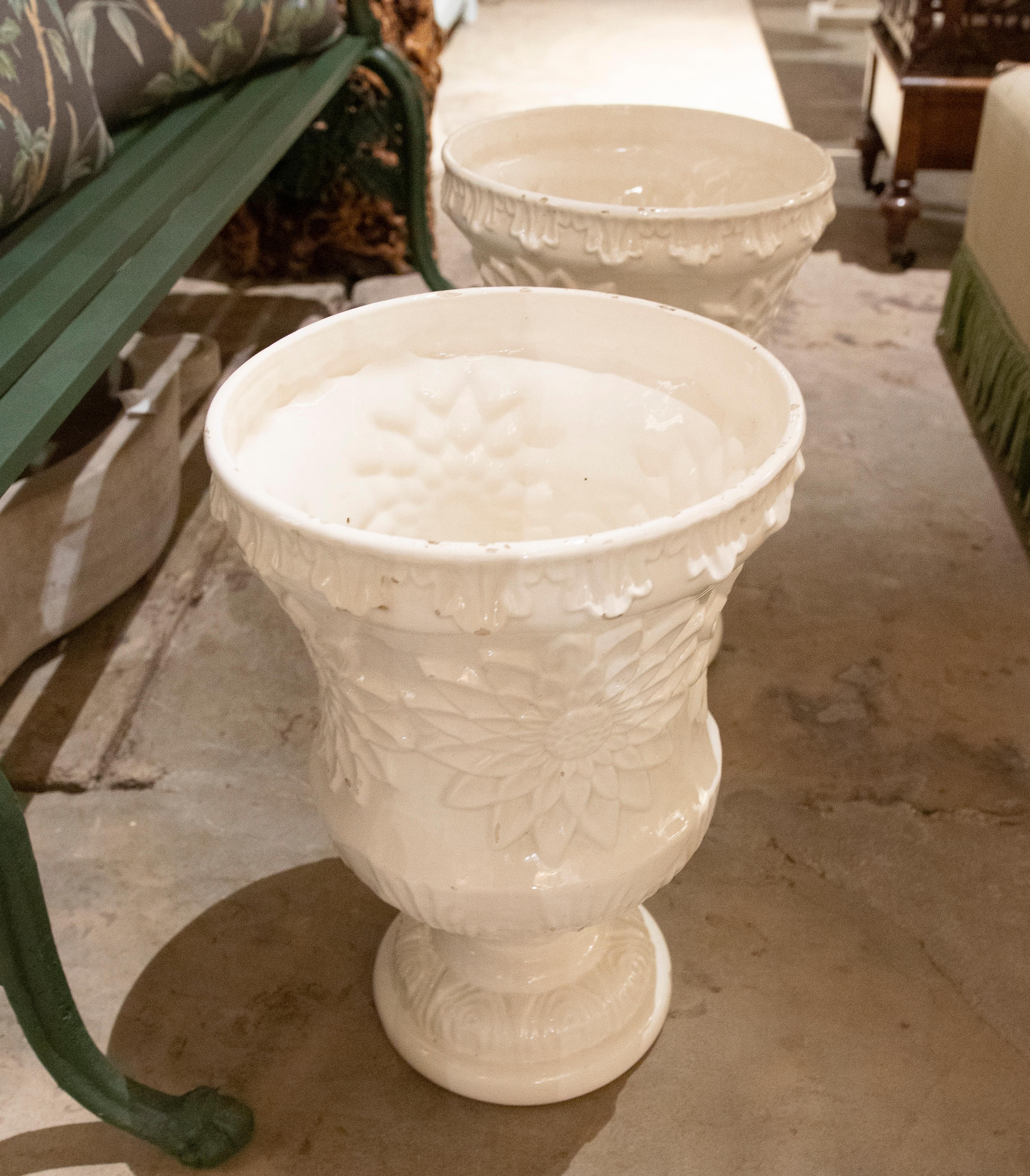 Paar Classic Blumentöpfe aus glasierter Keramik in weißer Farbe im Angebot 1