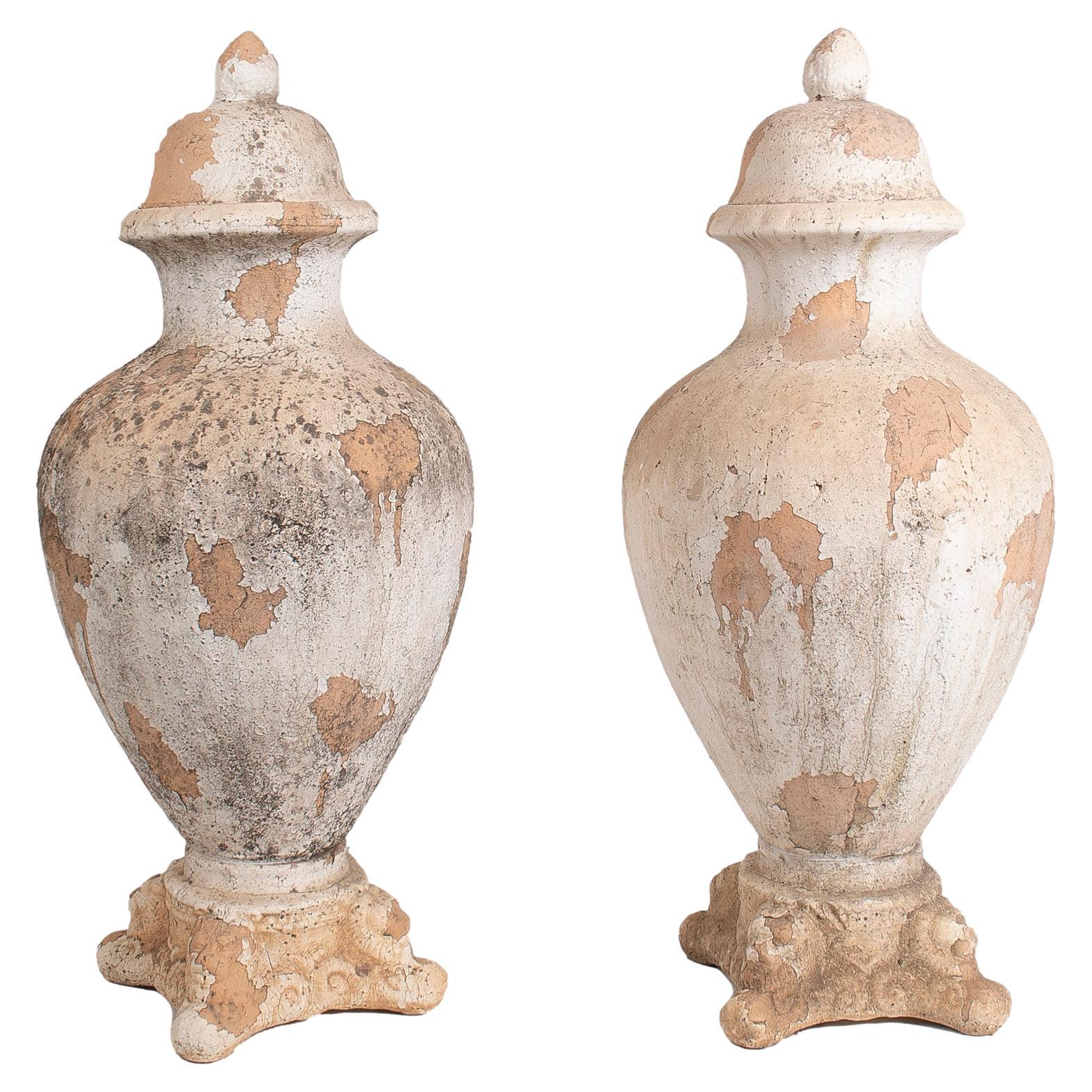 Klassisches französisches Terrakotta-Geschirrpokal mit Deckel aus Steingut, Paar