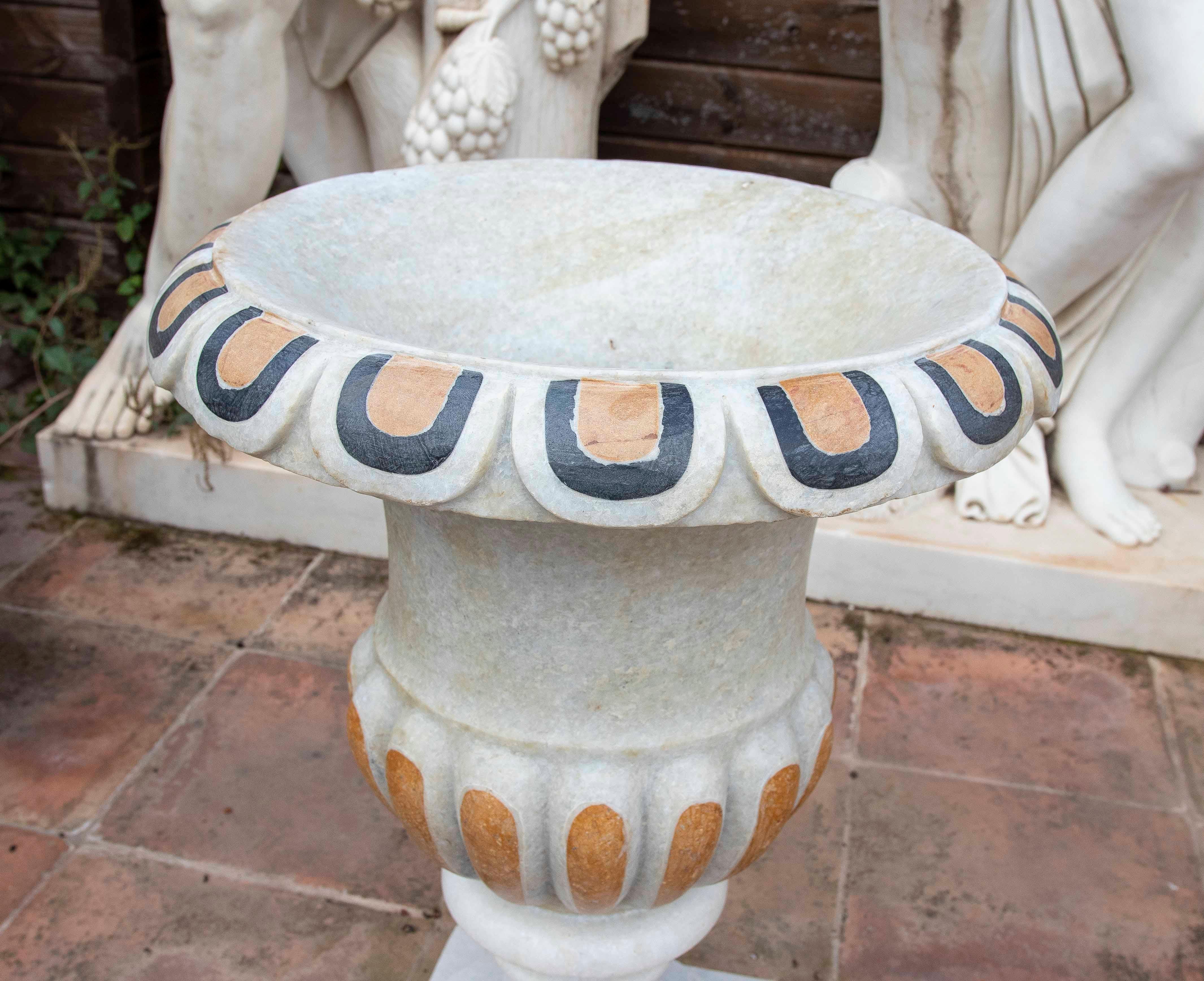Sculpté à la main Paire de coupes classiques en marbre sculpté à la main avec incrustations de marbres en vente