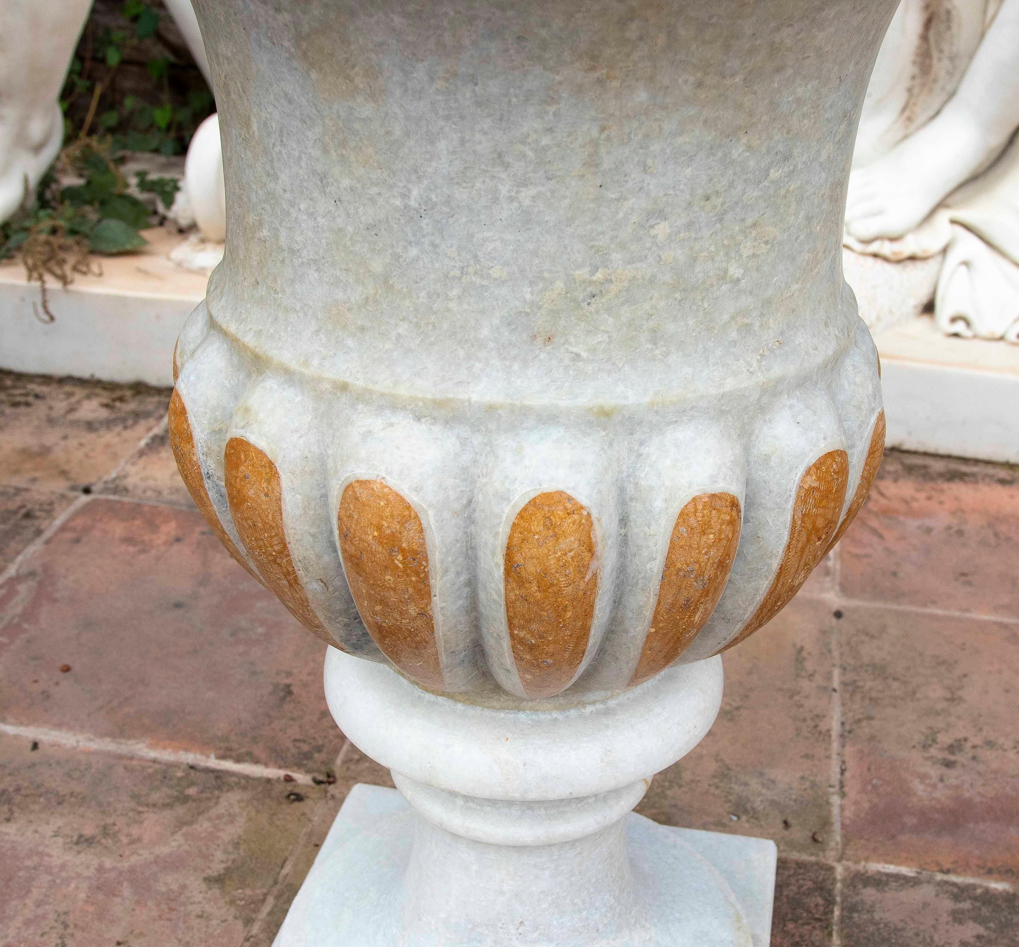 Paire de coupes classiques en marbre sculpté à la main avec incrustations de marbres Bon état - En vente à Marbella, ES