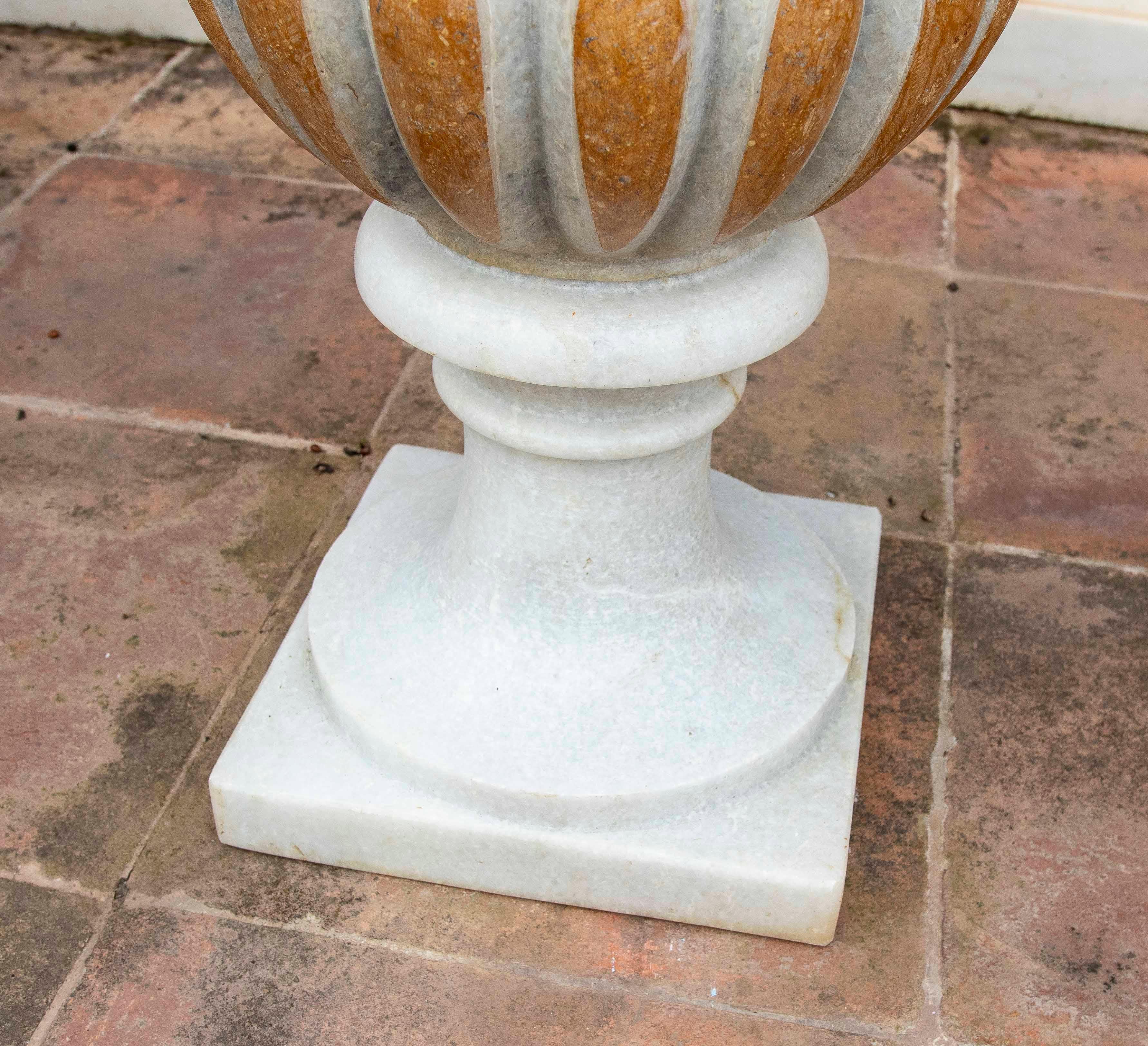 20ième siècle Paire de coupes classiques en marbre sculpté à la main avec incrustations de marbres en vente