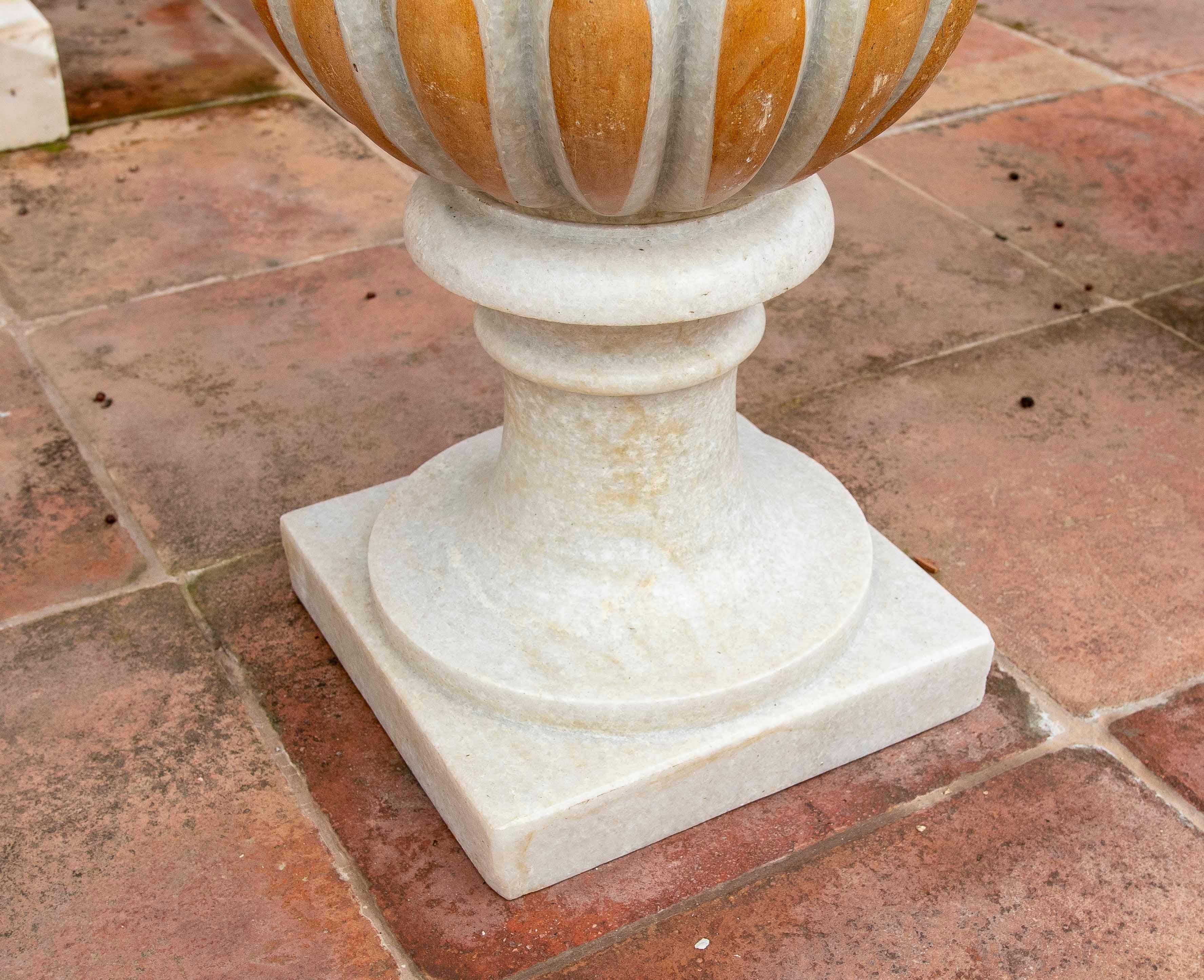 Marbre Paire de coupes classiques en marbre sculpté à la main avec incrustations de marbres en vente