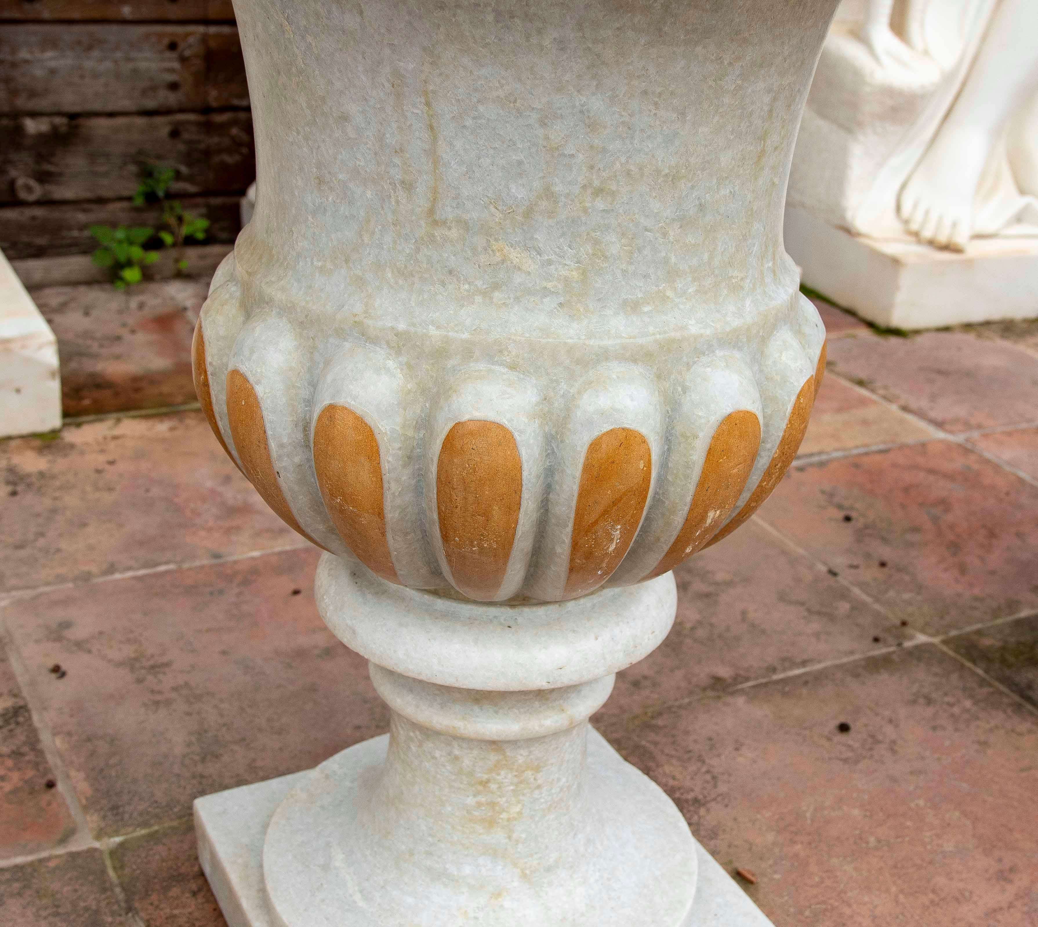 Paire de coupes classiques en marbre sculpté à la main avec incrustations de marbres en vente 1