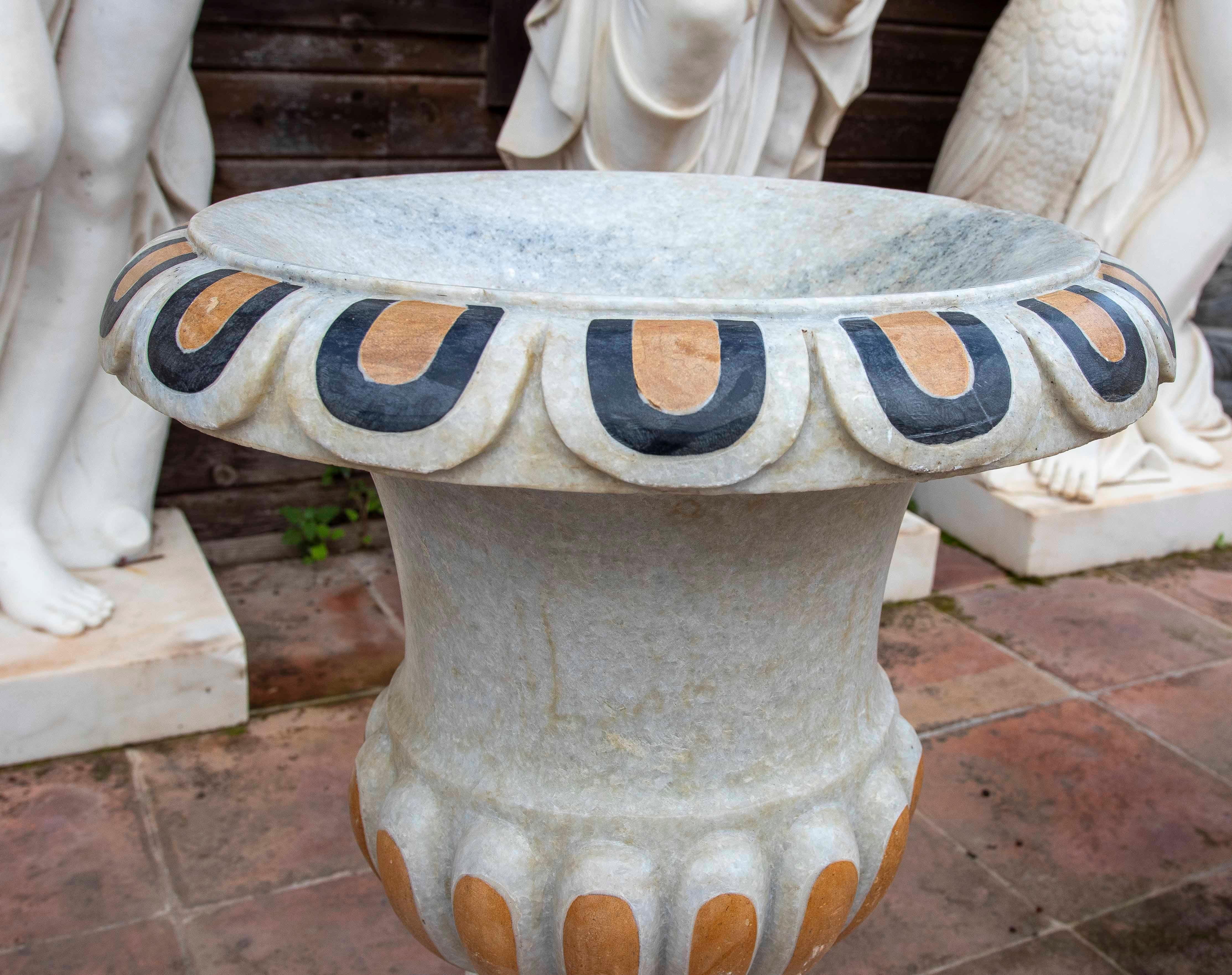 Paire de coupes classiques en marbre sculpté à la main avec incrustations de marbres en vente 2