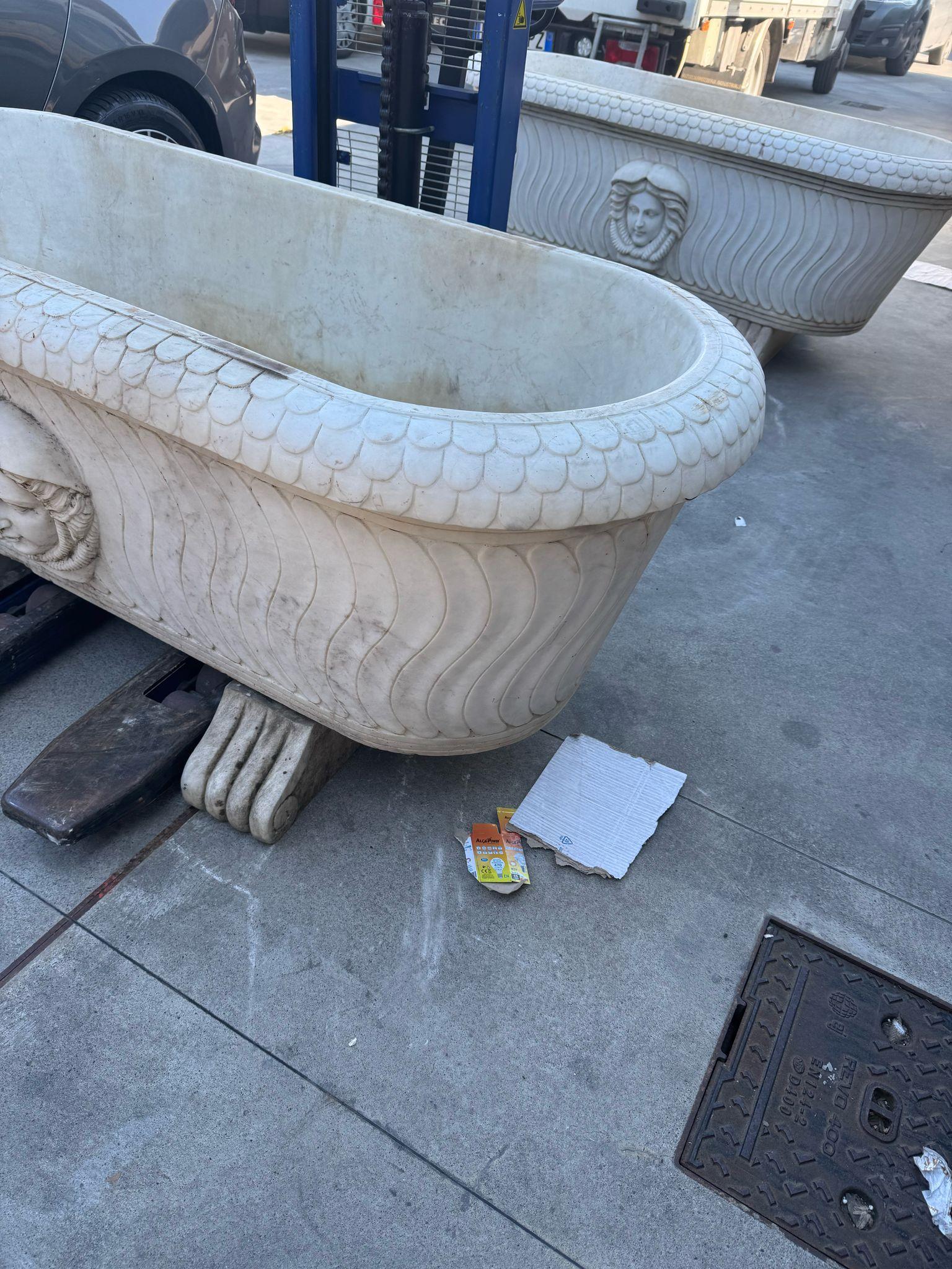 Elegante coppia di vasche da bagno classiche freestanding, realizzate in marmo bianco di alta qualità, che mostrano l'intramontabile artigianato italiano del XX secolo. Queste lussuose vasche da bagno presentano interni lisci e curvi per un comfort