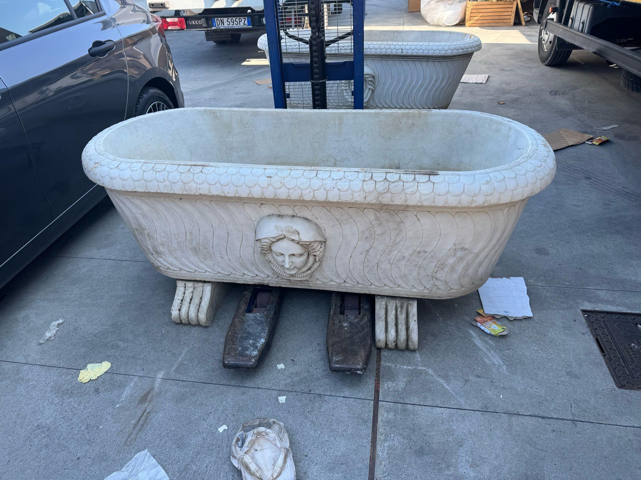 Coppia di vasche da bagno classiche in marmo italiano - XX secolo In condizioni buone in vendita a Madrid, ES