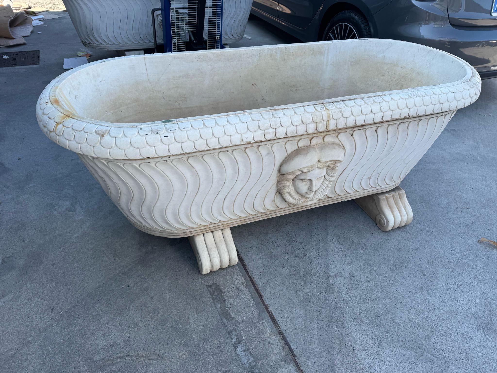 Coppia di vasche da bagno classiche in marmo italiano - XX secolo in vendita 4
