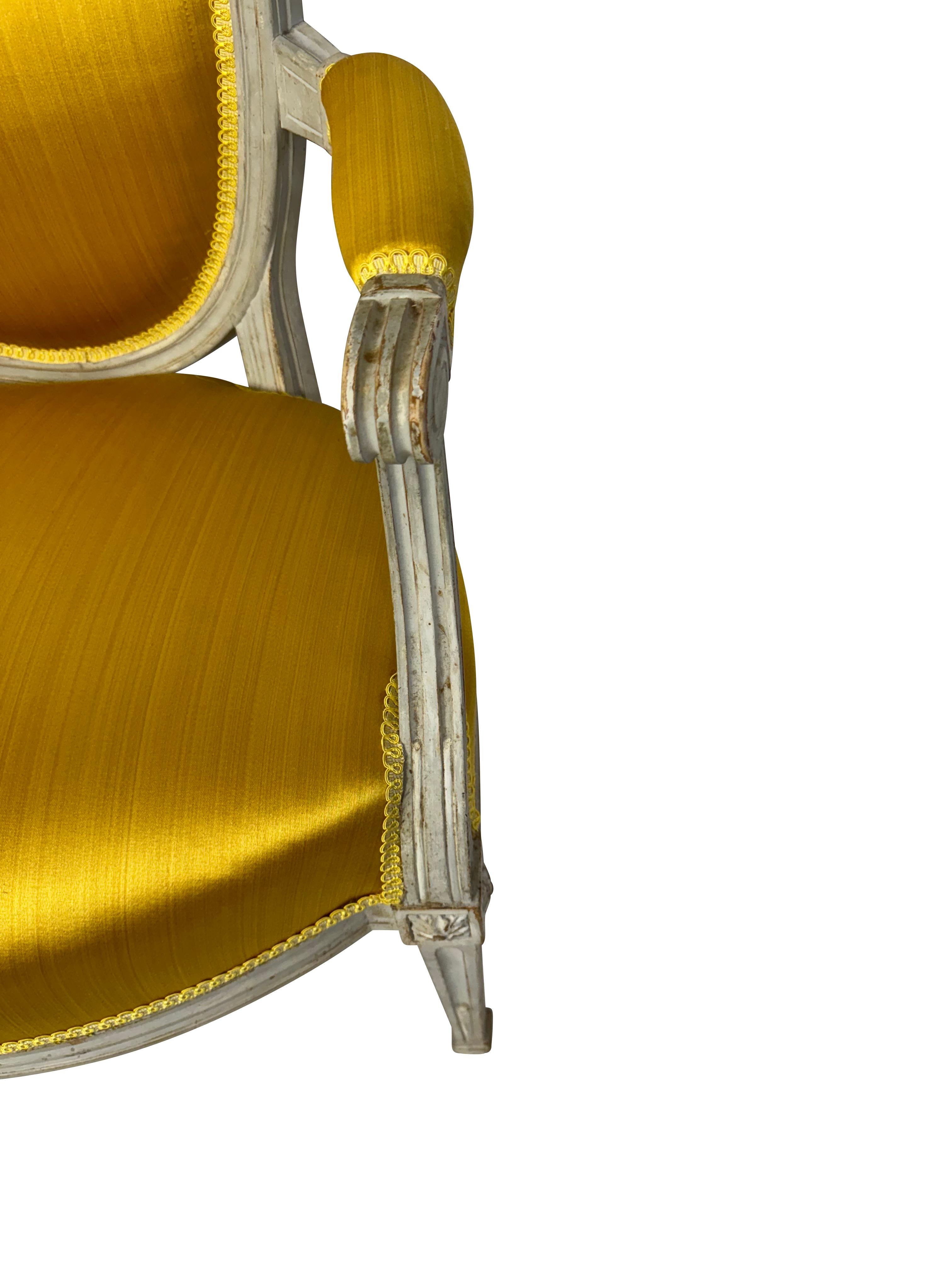 Peint à la main Paire de Fauteuils classiques Louis XVI à dossier rond en tissu jaune en vente