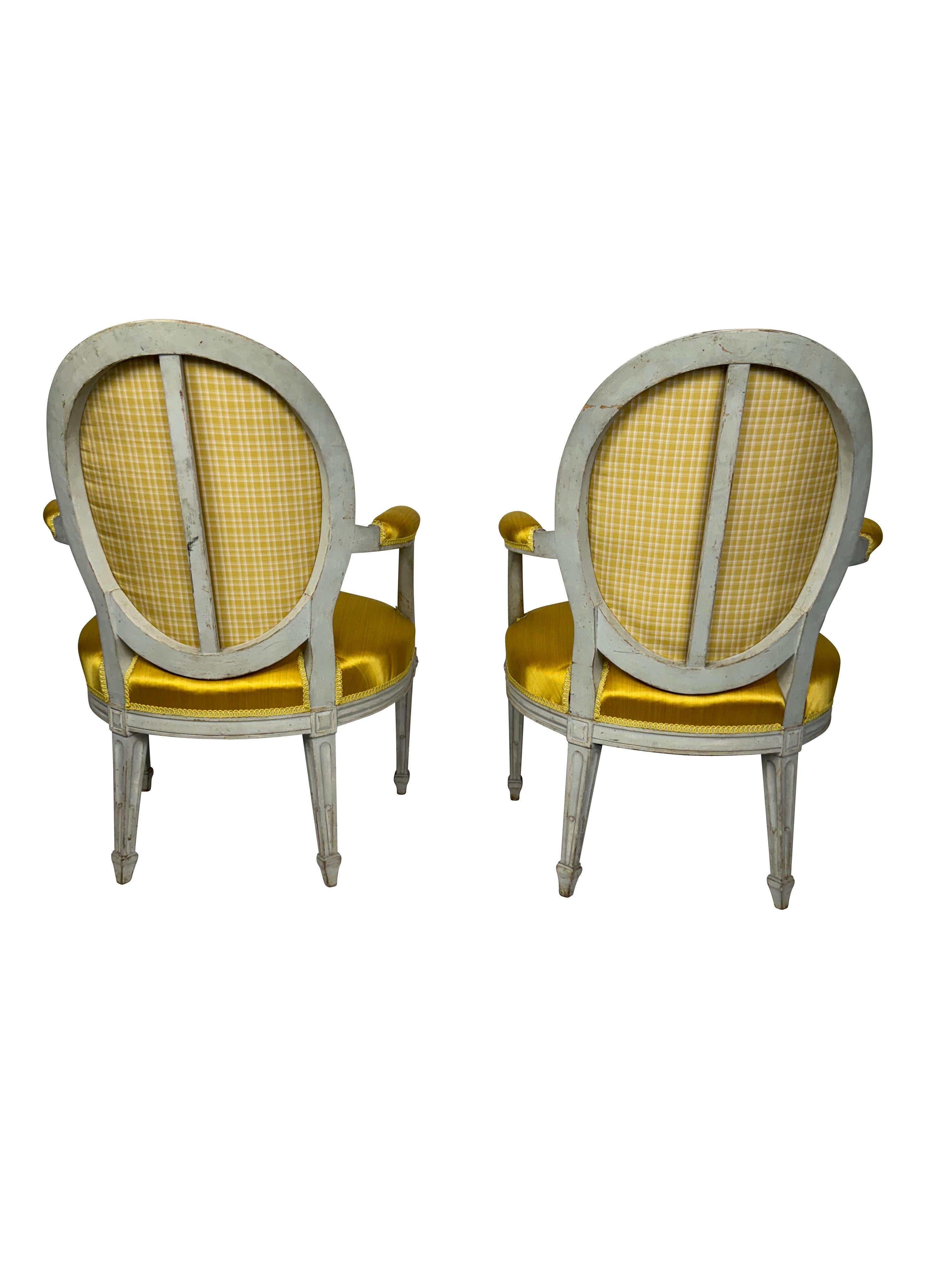 Paire de Fauteuils classiques Louis XVI à dossier rond en tissu jaune Bon état - En vente à Essex, MA