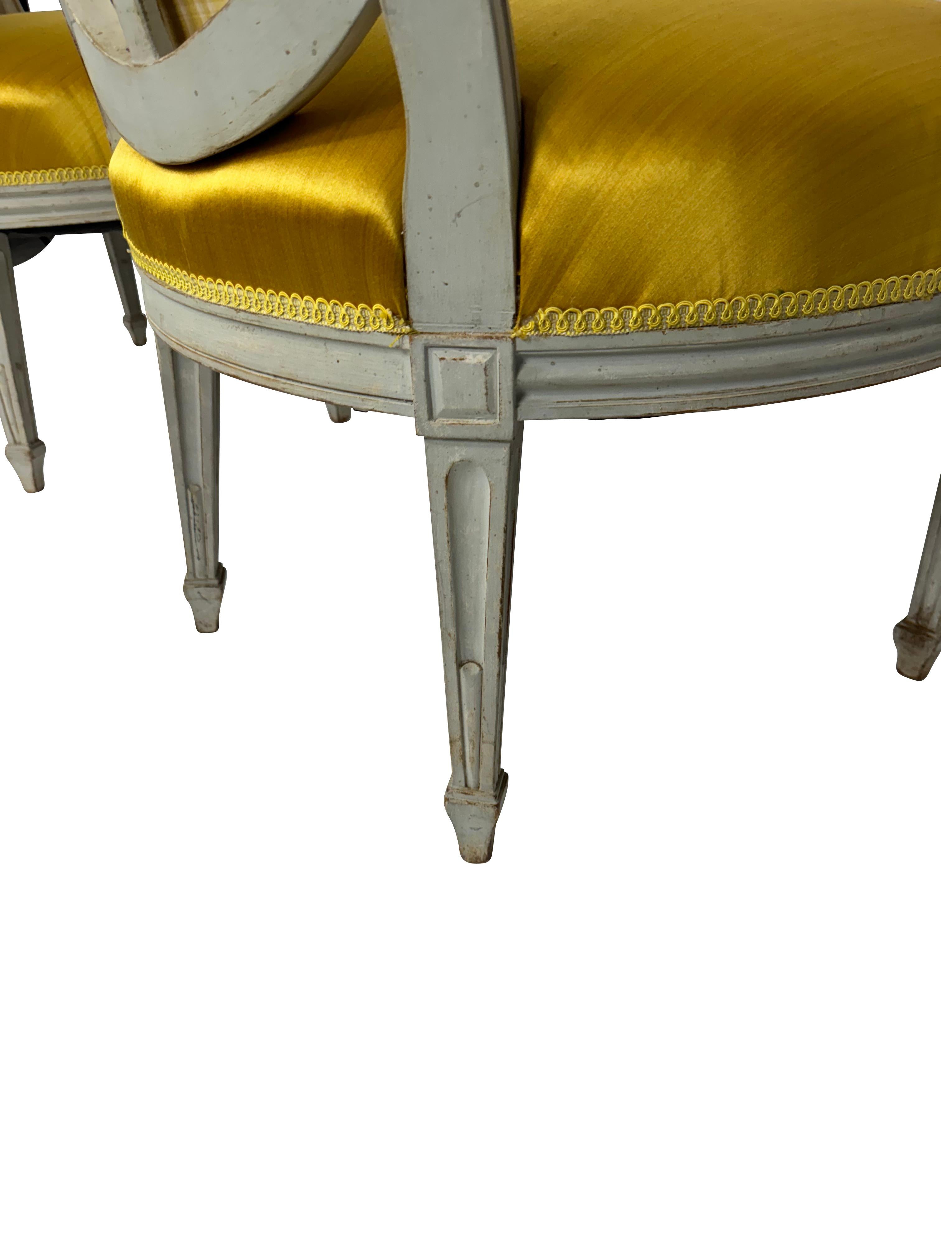 20ième siècle Paire de Fauteuils classiques Louis XVI à dossier rond en tissu jaune en vente
