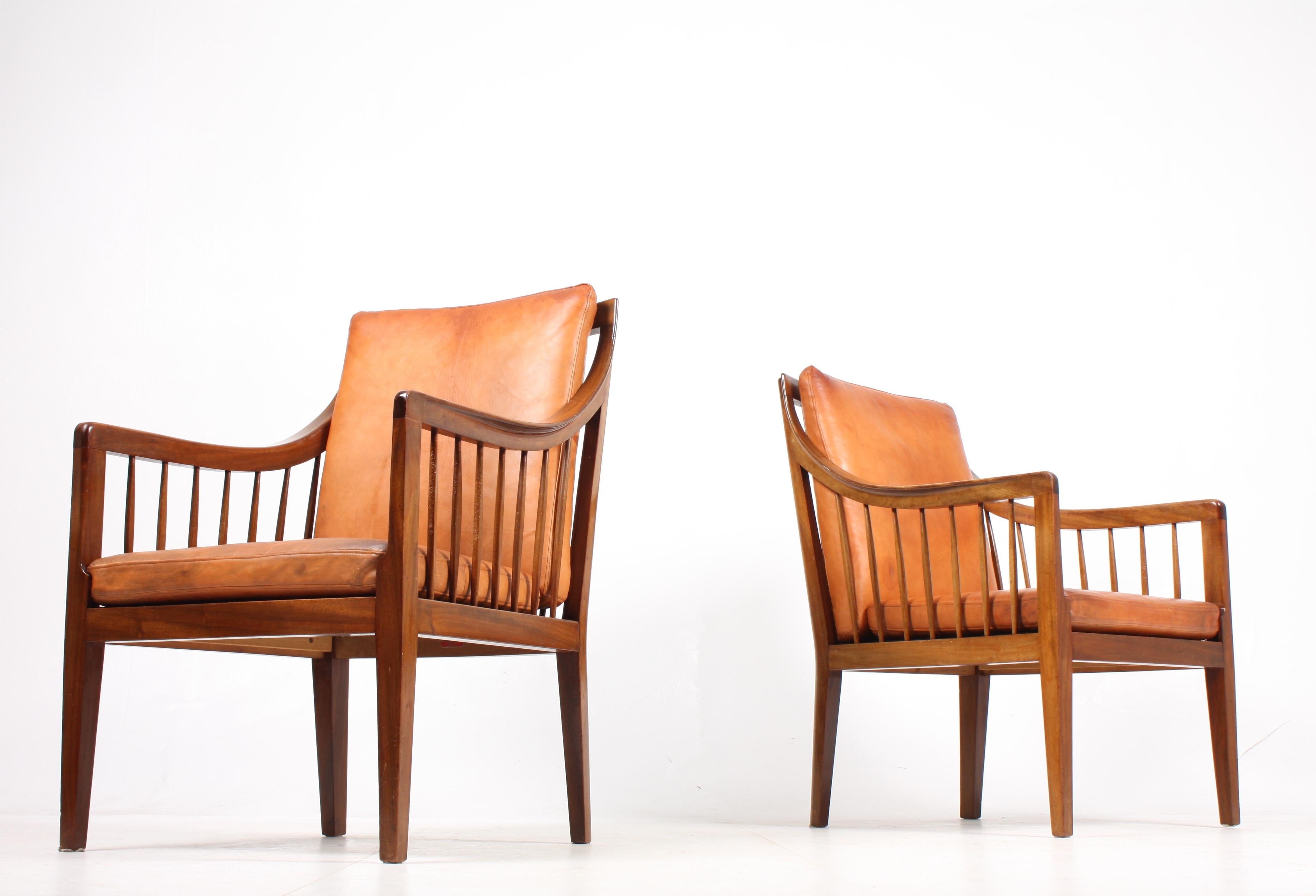 Pair of classic lounge chairs in solid mahogany with seat and back in patinated leather. Designed by Maa. Peter Hvidt for Willy Beck cabinetmakers in 1944. Great condition.