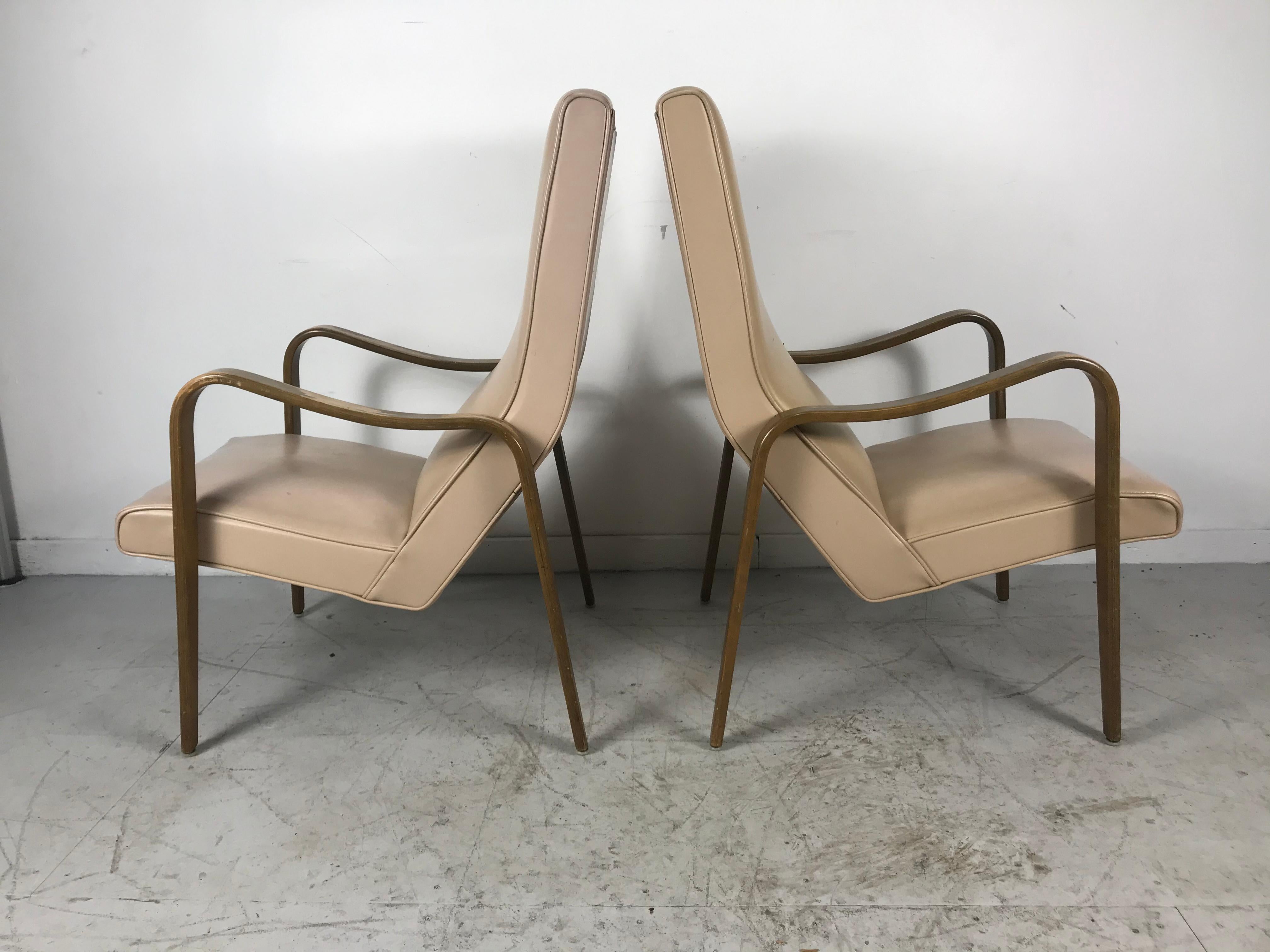 Pair of Classic Mid-Century Modern Bentwood Lounge Chairs by Thonet In Good Condition For Sale In Buffalo, NY