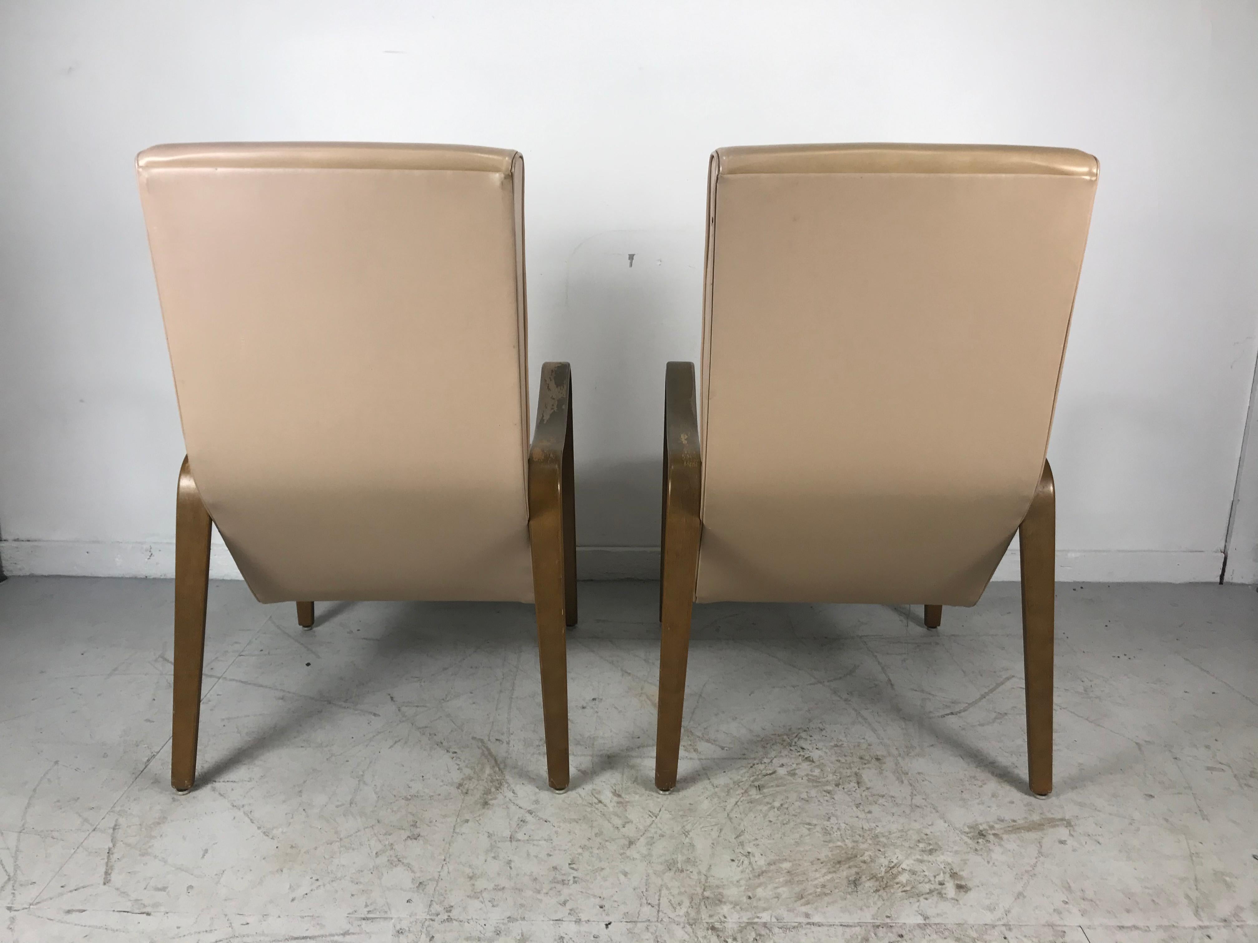 Mid-20th Century Pair of Classic Mid-Century Modern Bentwood Lounge Chairs by Thonet For Sale