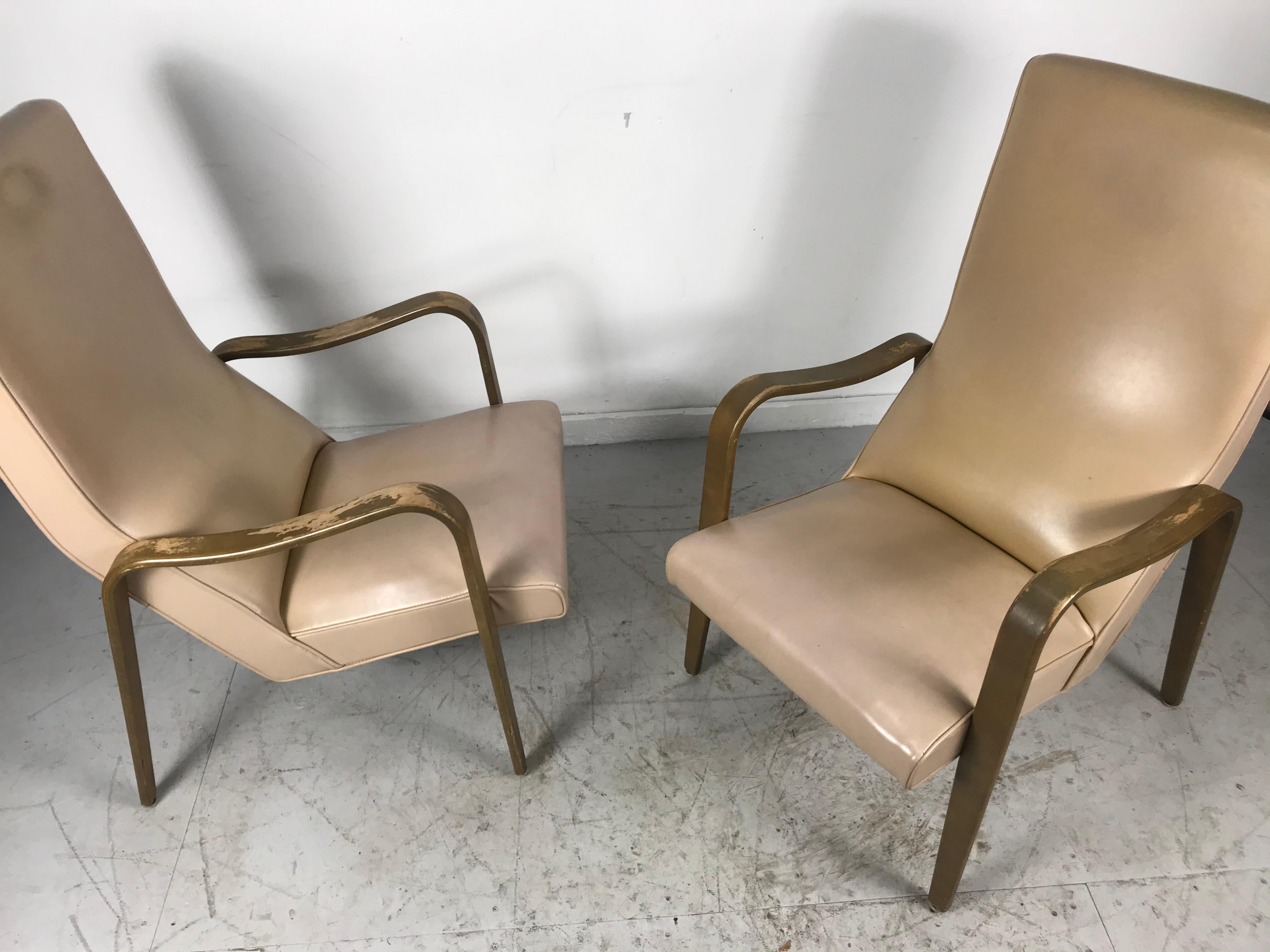 Pair of Classic Mid-Century Modern Bentwood Lounge Chairs by Thonet For Sale 1