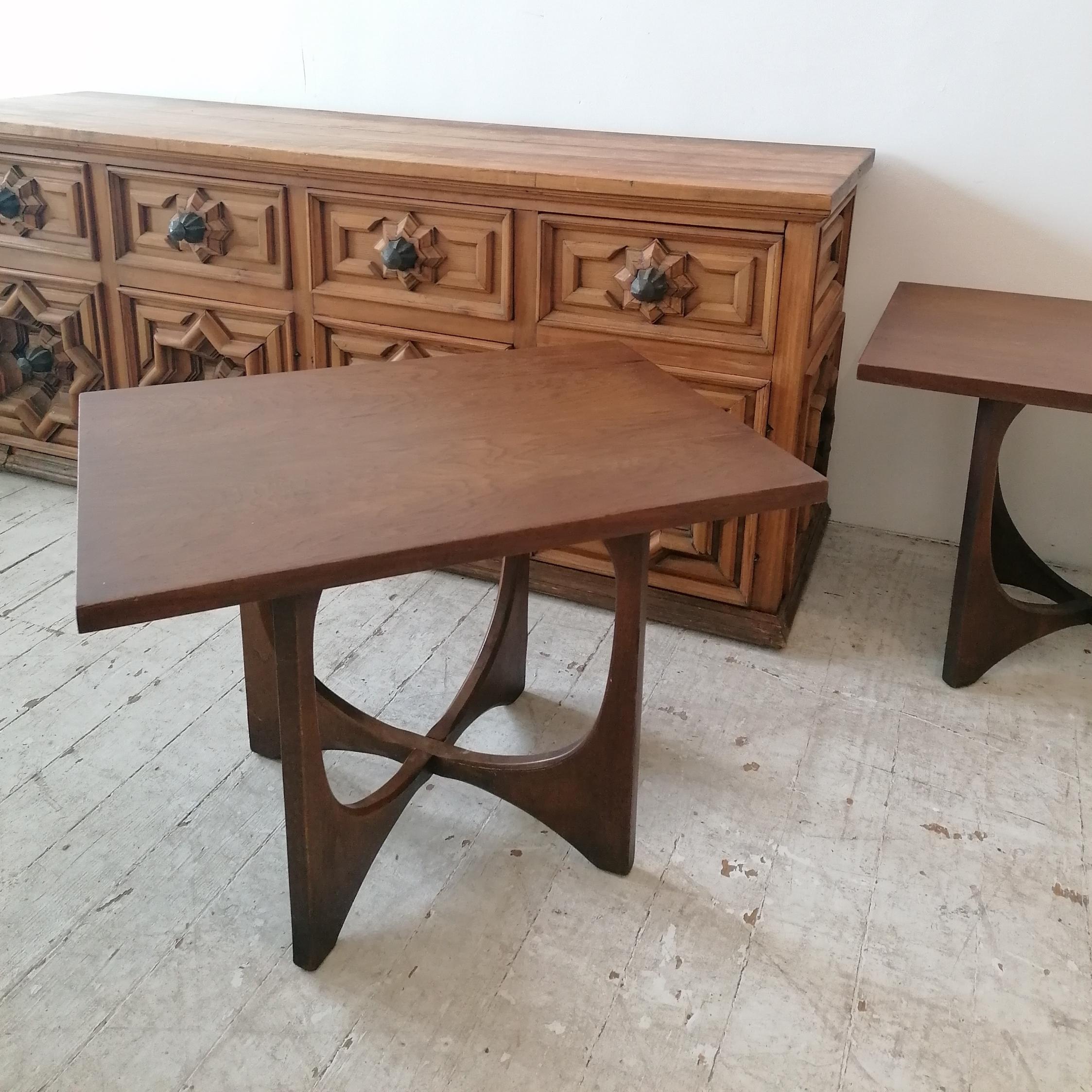 Pair of classic midcentury Broyhill Brasilia walnut side / end tables, USA 1960s 2