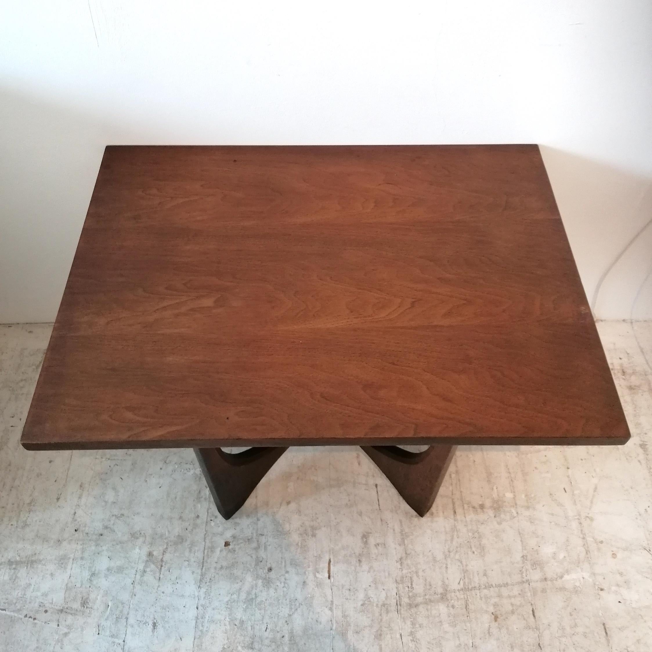 Pair of classic midcentury Broyhill Brasilia walnut side / end tables, USA 1960s 1