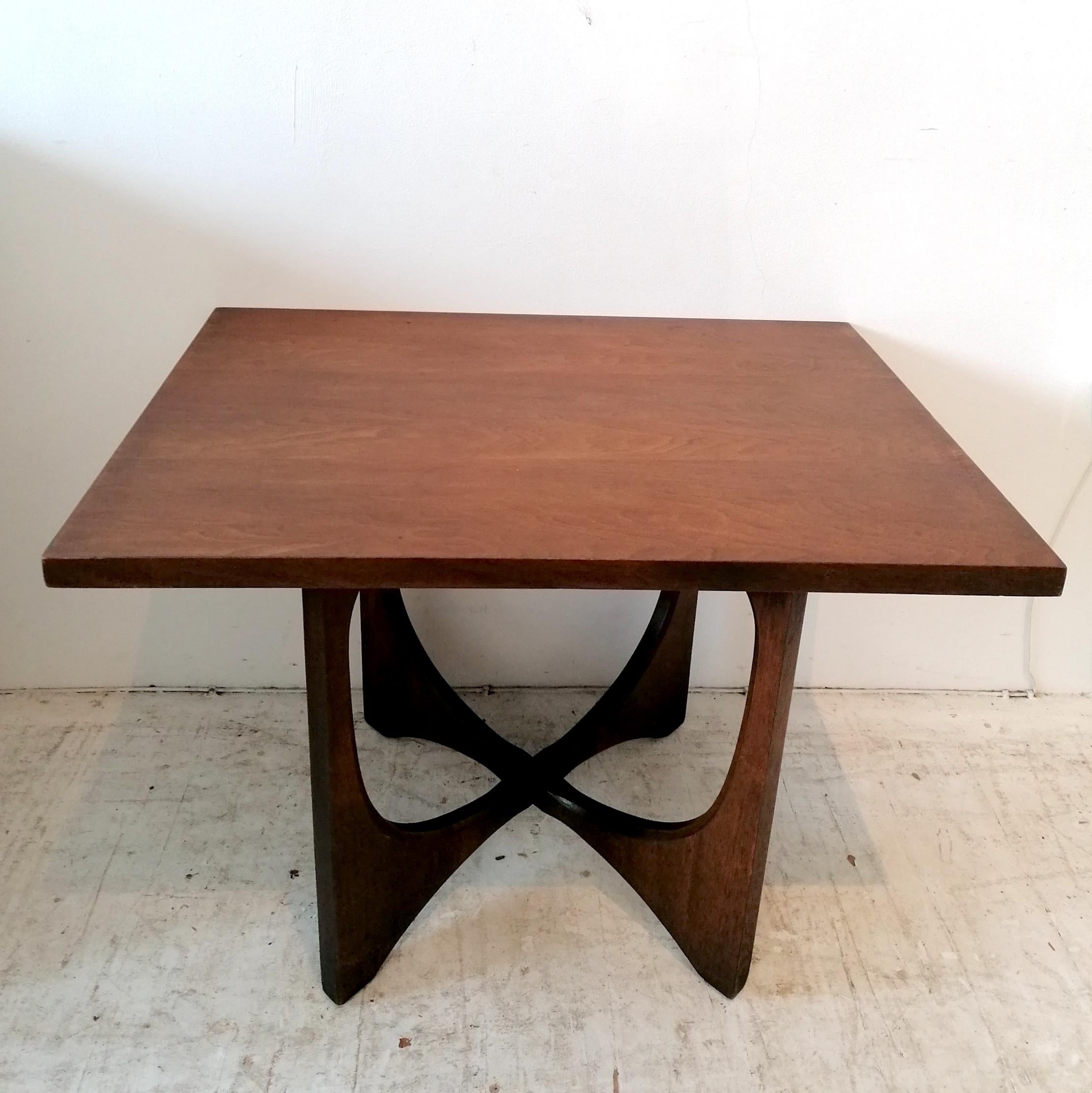 Pair of classic midcentury Broyhill Brasilia walnut side / end tables, USA 1960s For Sale 5