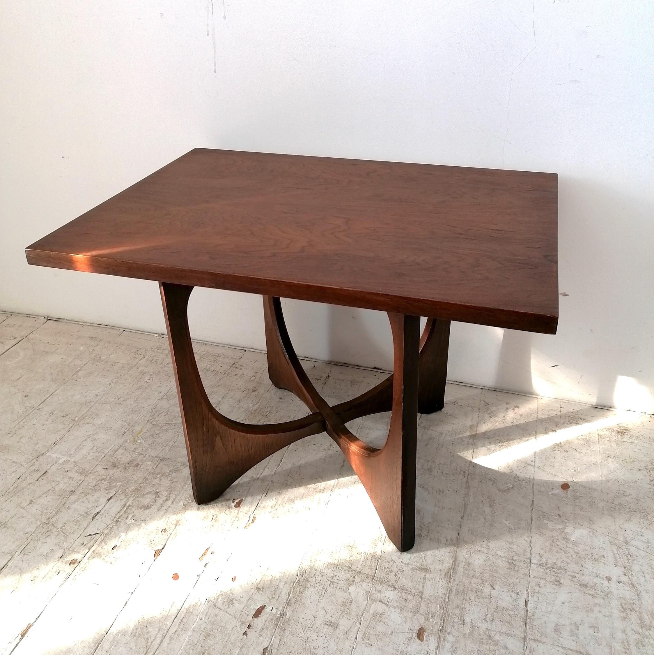 Mid-Century Modern Pair of classic midcentury Broyhill Brasilia walnut side / end tables, USA 1960s For Sale