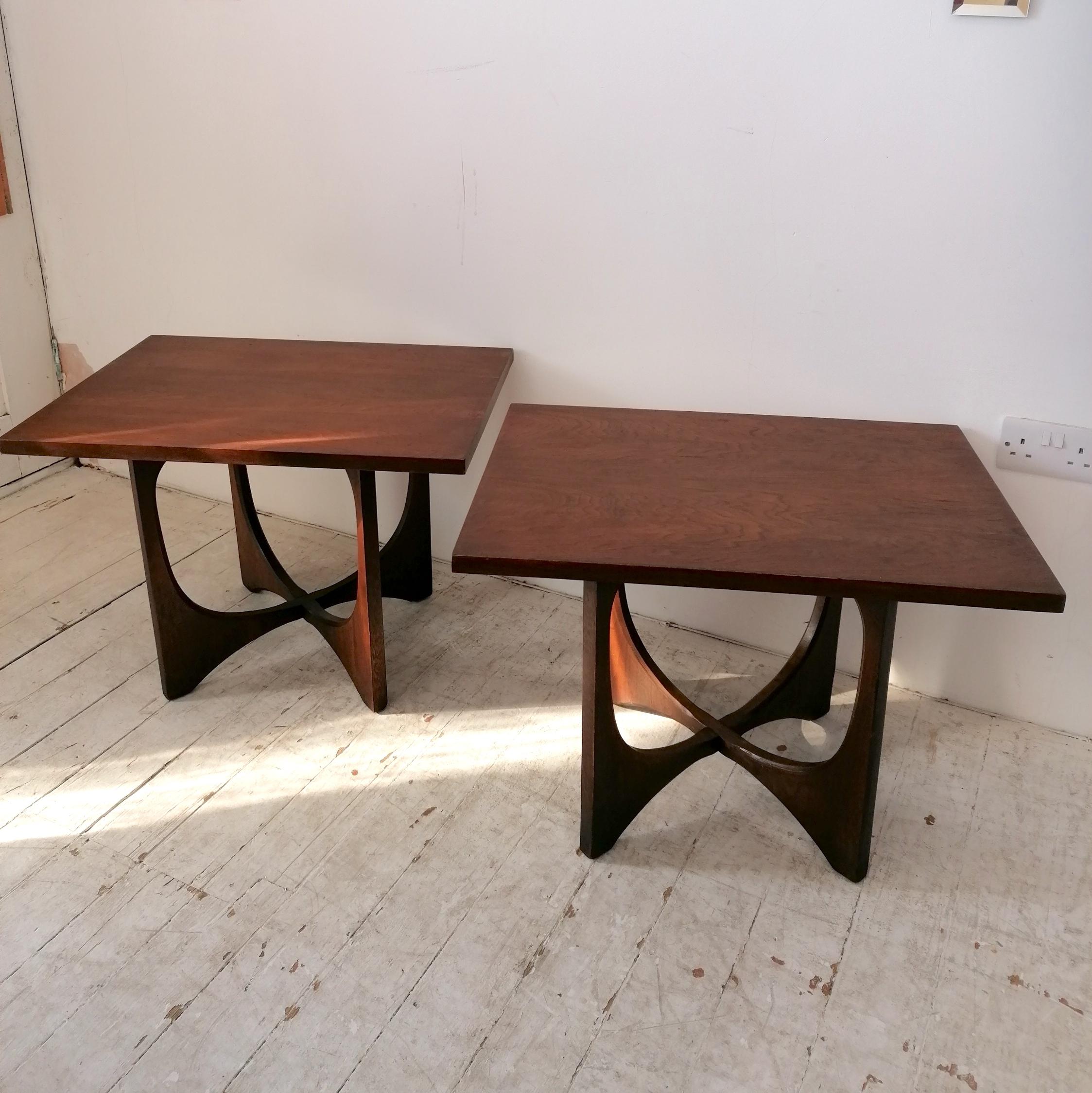 American Pair of classic midcentury Broyhill Brasilia walnut side / end tables, USA 1960s For Sale