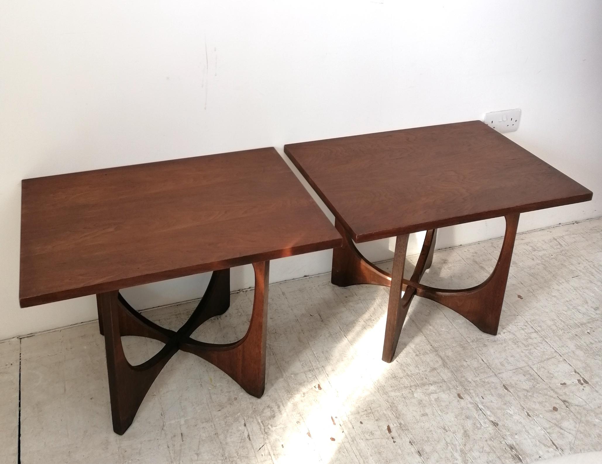 Pair of classic midcentury Broyhill Brasilia walnut side / end tables, USA 1960s In Good Condition For Sale In Hastings, GB