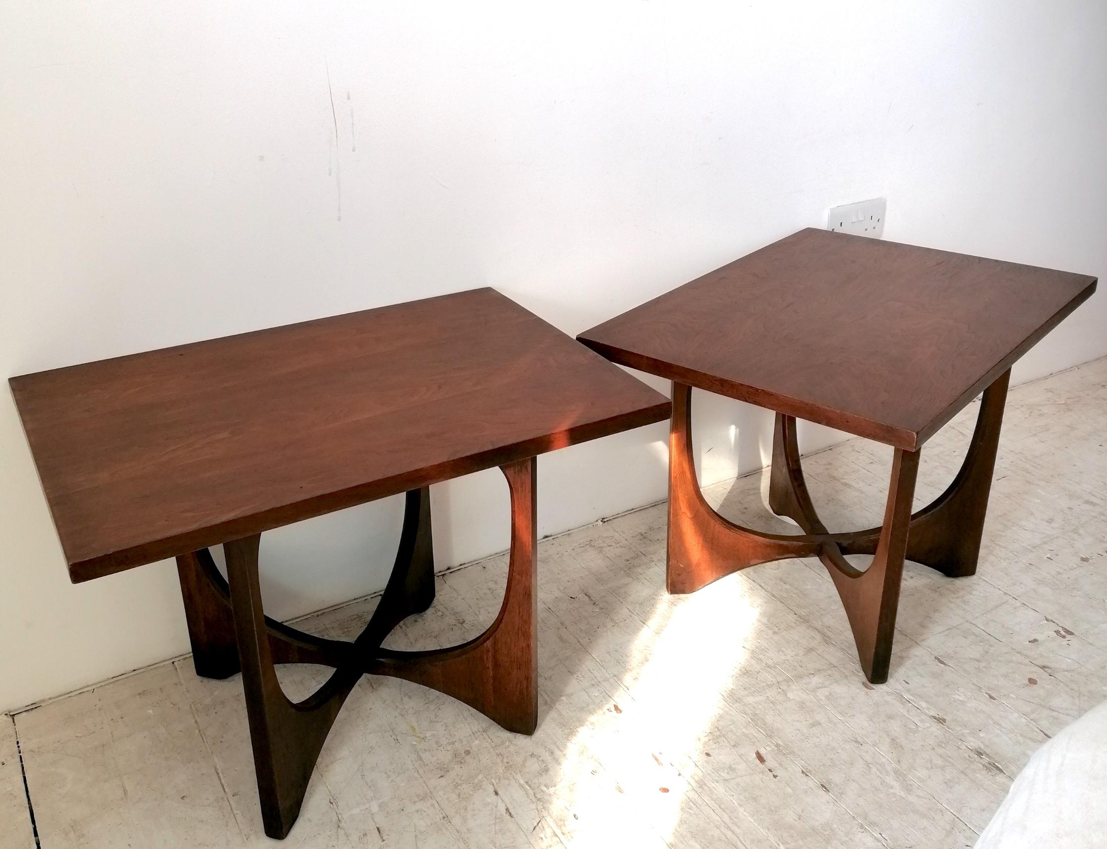 Pair of classic midcentury Broyhill Brasilia walnut side / end tables, USA 1960s In Good Condition In Hastings, GB