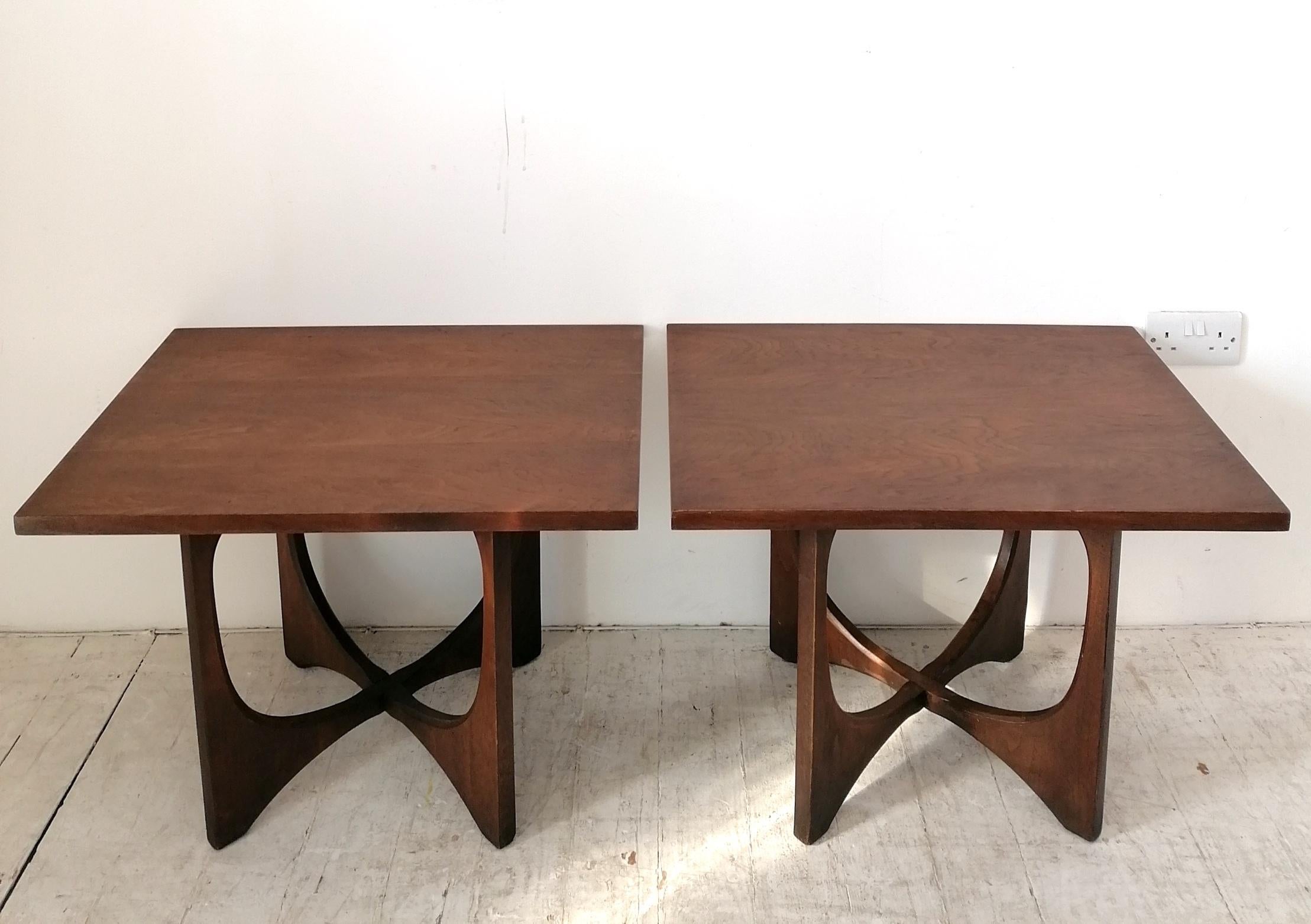 American Pair of classic midcentury Broyhill Brasilia walnut side / end tables, USA 1960s For Sale