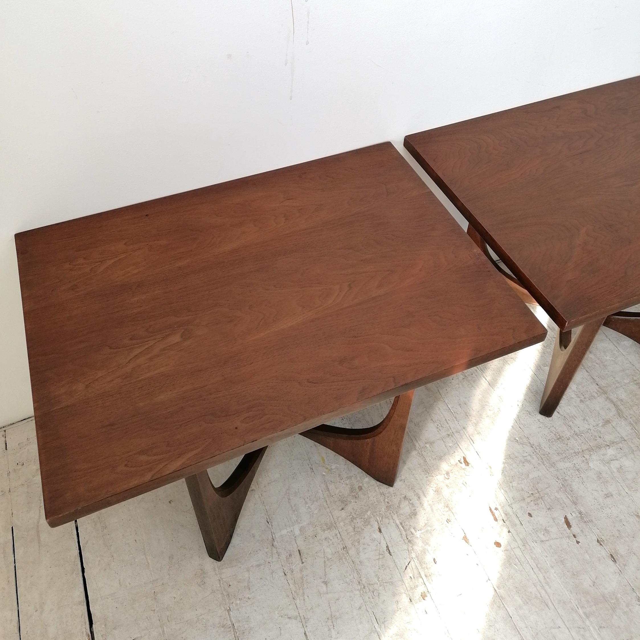 Walnut Pair of classic midcentury Broyhill Brasilia walnut side / end tables, USA 1960s For Sale