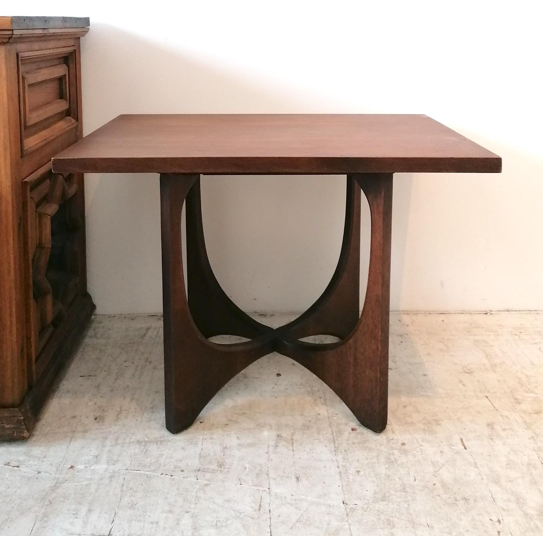 Pair of classic midcentury Broyhill Brasilia walnut side / end tables, USA 1960s For Sale 2