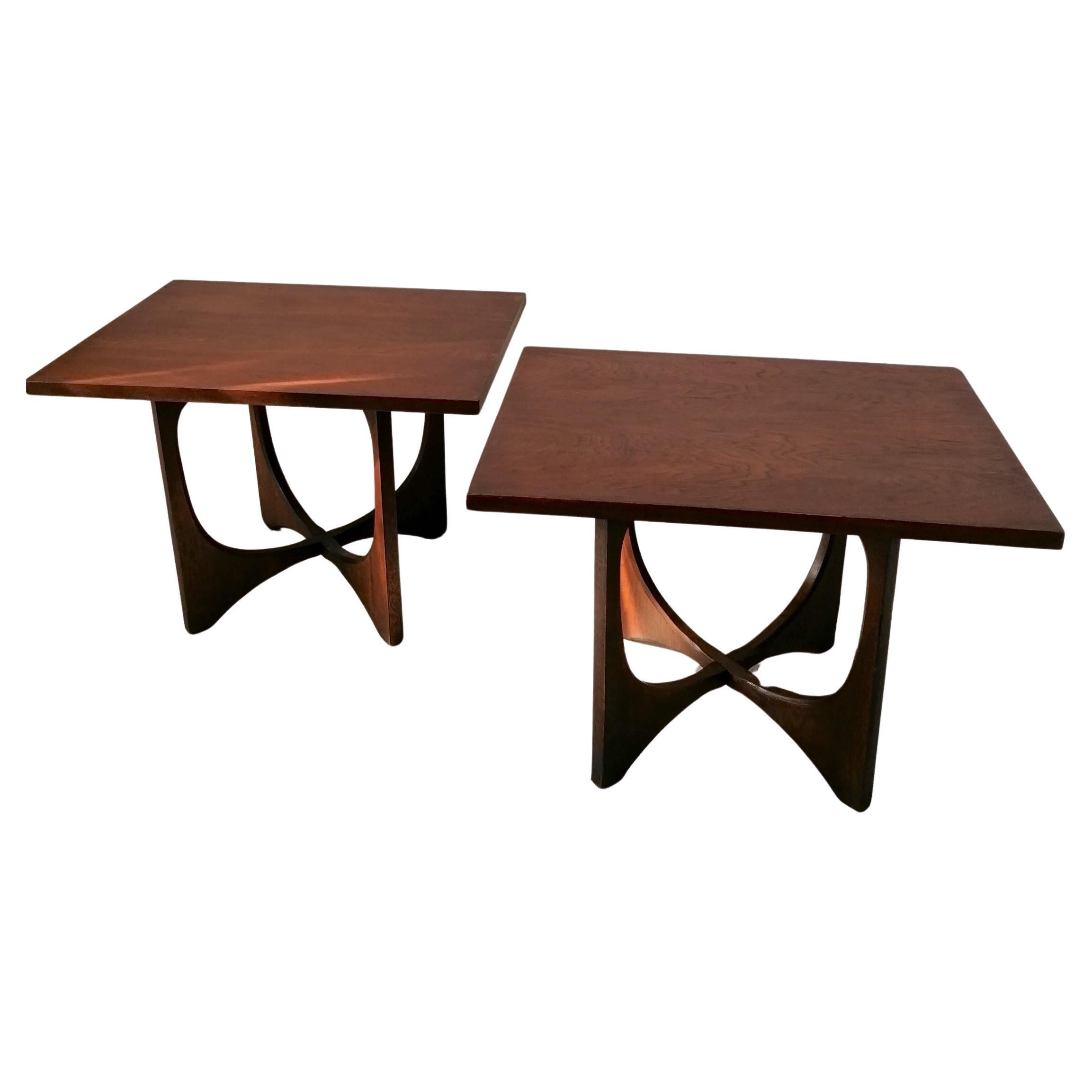 Pair of classic midcentury Broyhill Brasilia walnut side / end tables, USA 1960s For Sale
