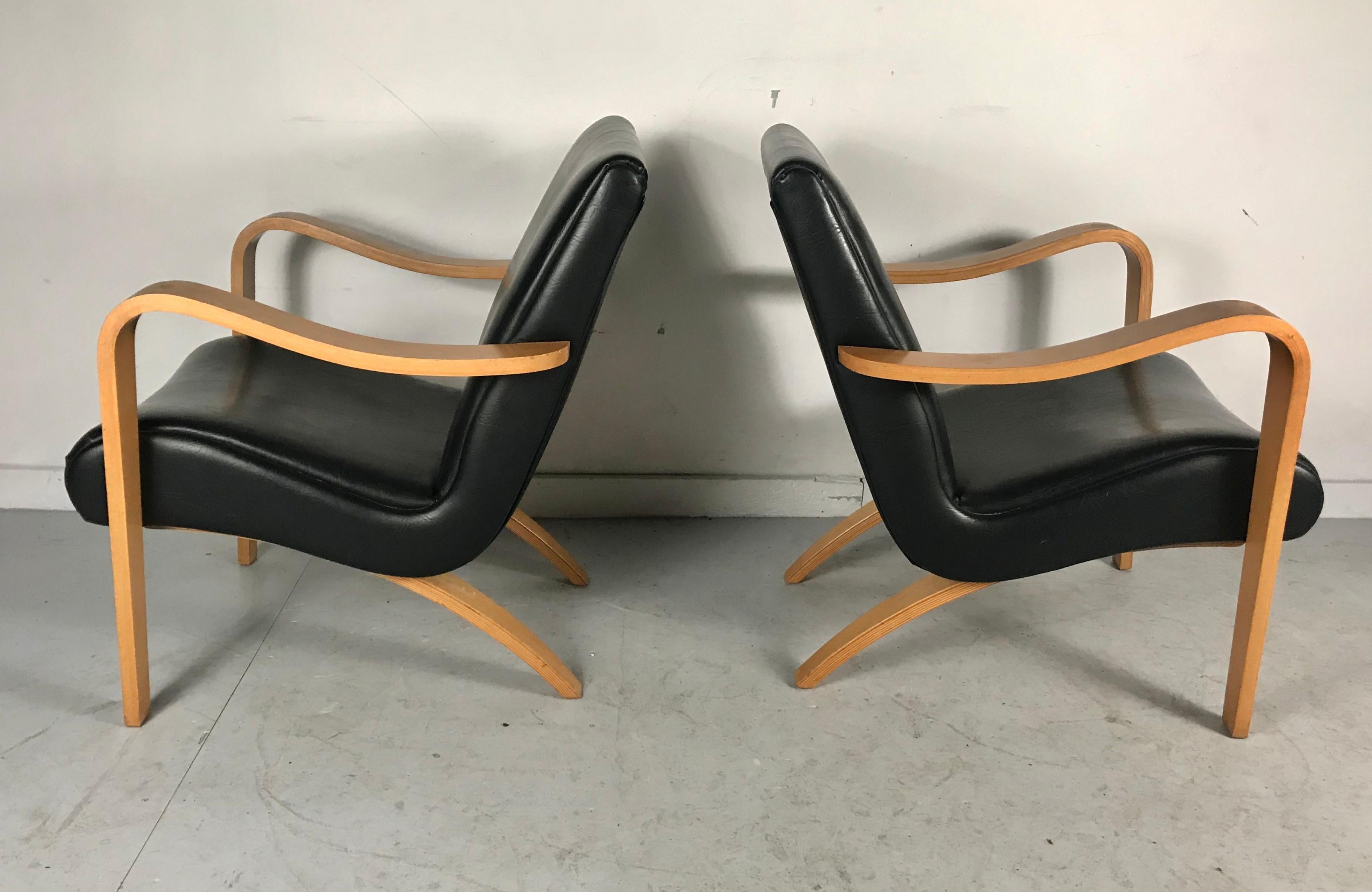 Mid-20th Century Pair of Classic Modernist Bent Plywood Arm Lounge Chairs by Thonet