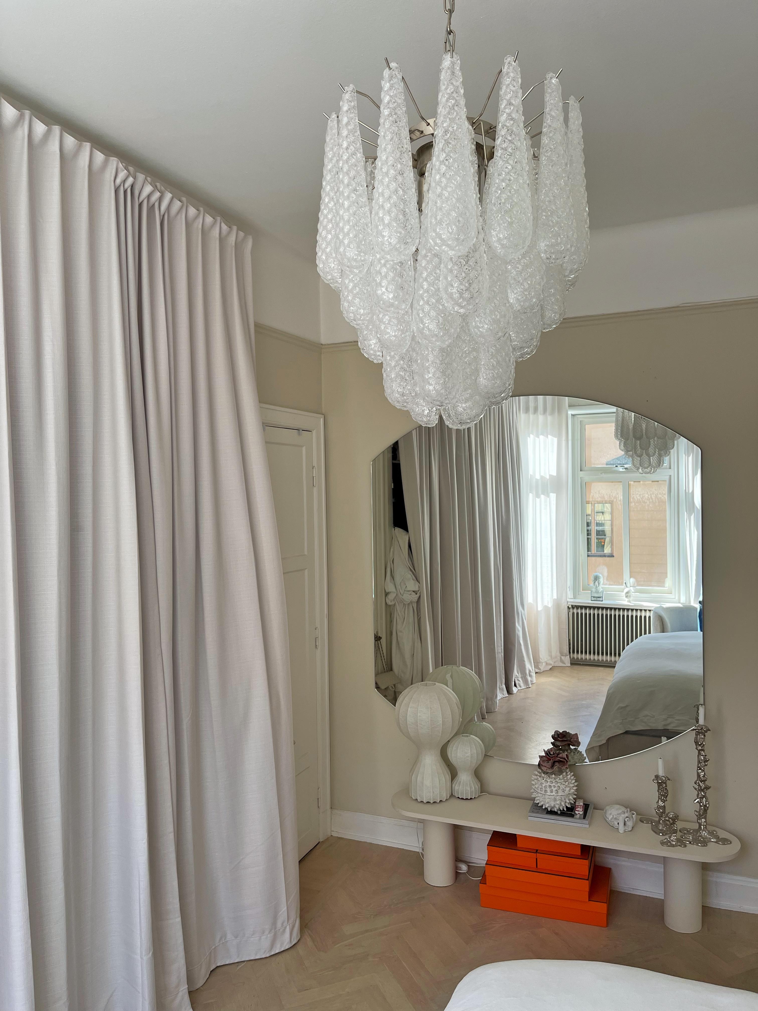 Coppia di lampadari classici di Murano di piccole dimensioni (altezza totale 27,6