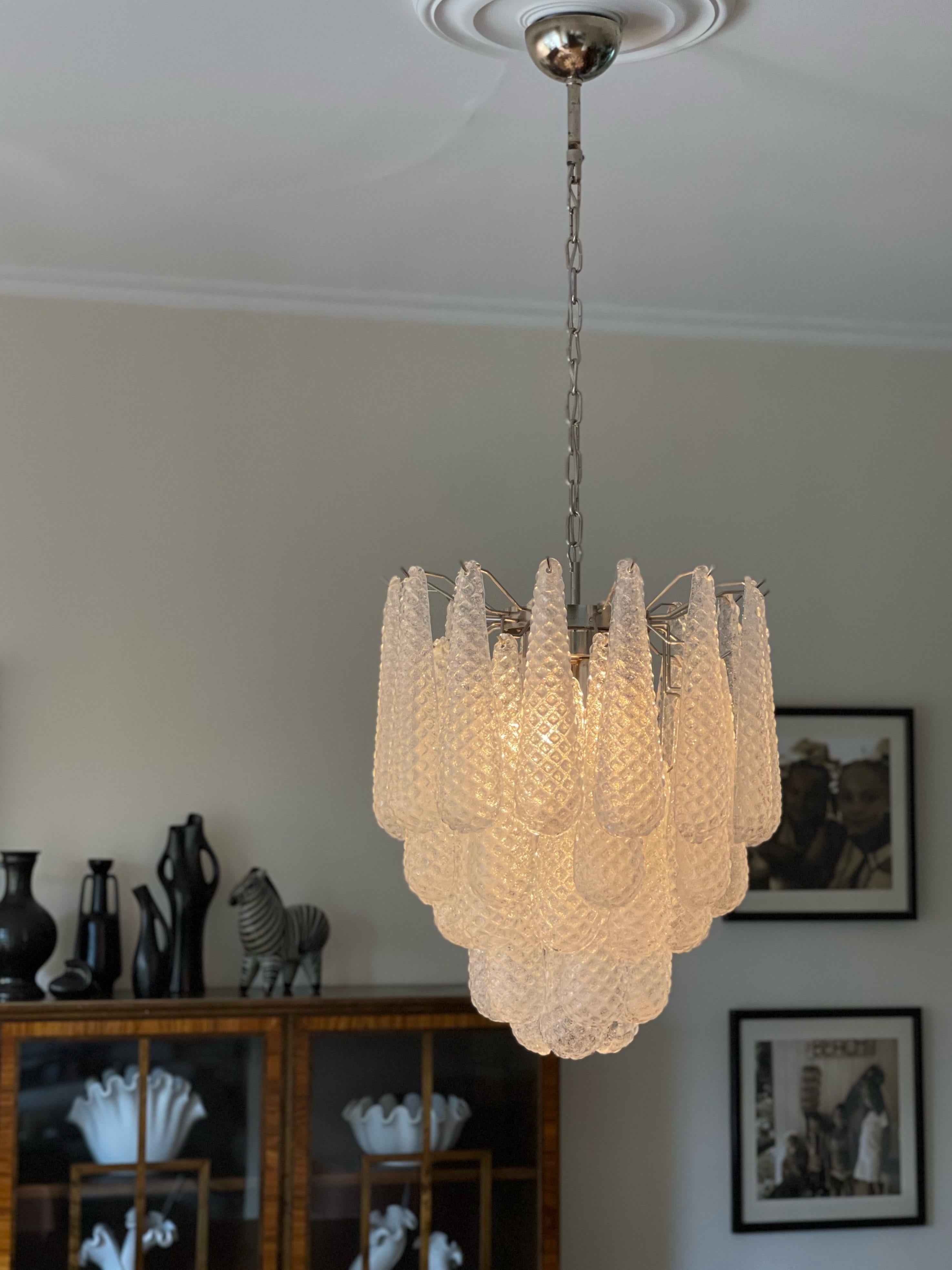 Coppia di lampadari classici di Murano di piccole dimensioni (altezza totale 27,6