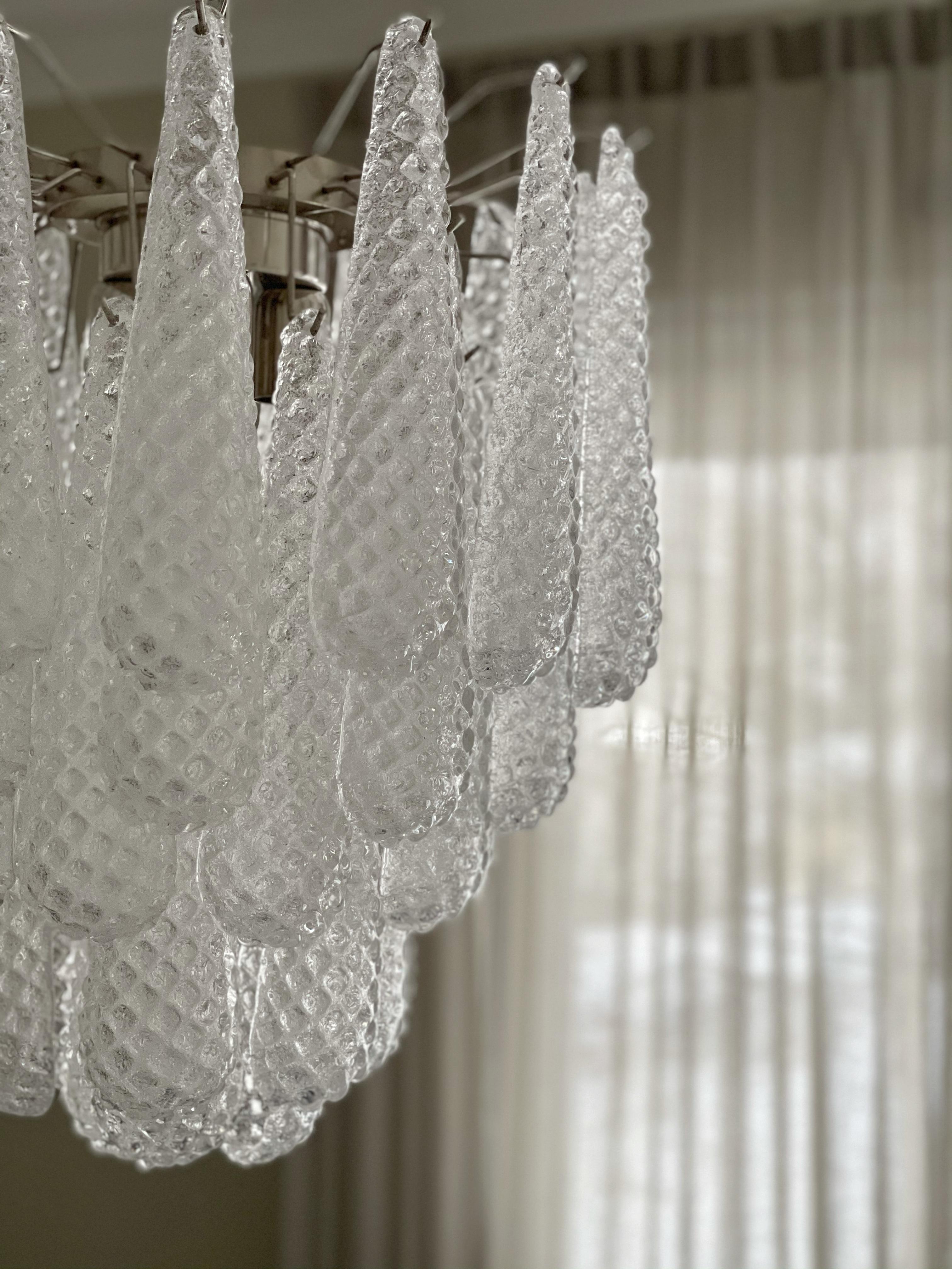 Fine XX secolo Coppia di lampadari classici di Murano di piccole dimensioni (altezza totale 27,6