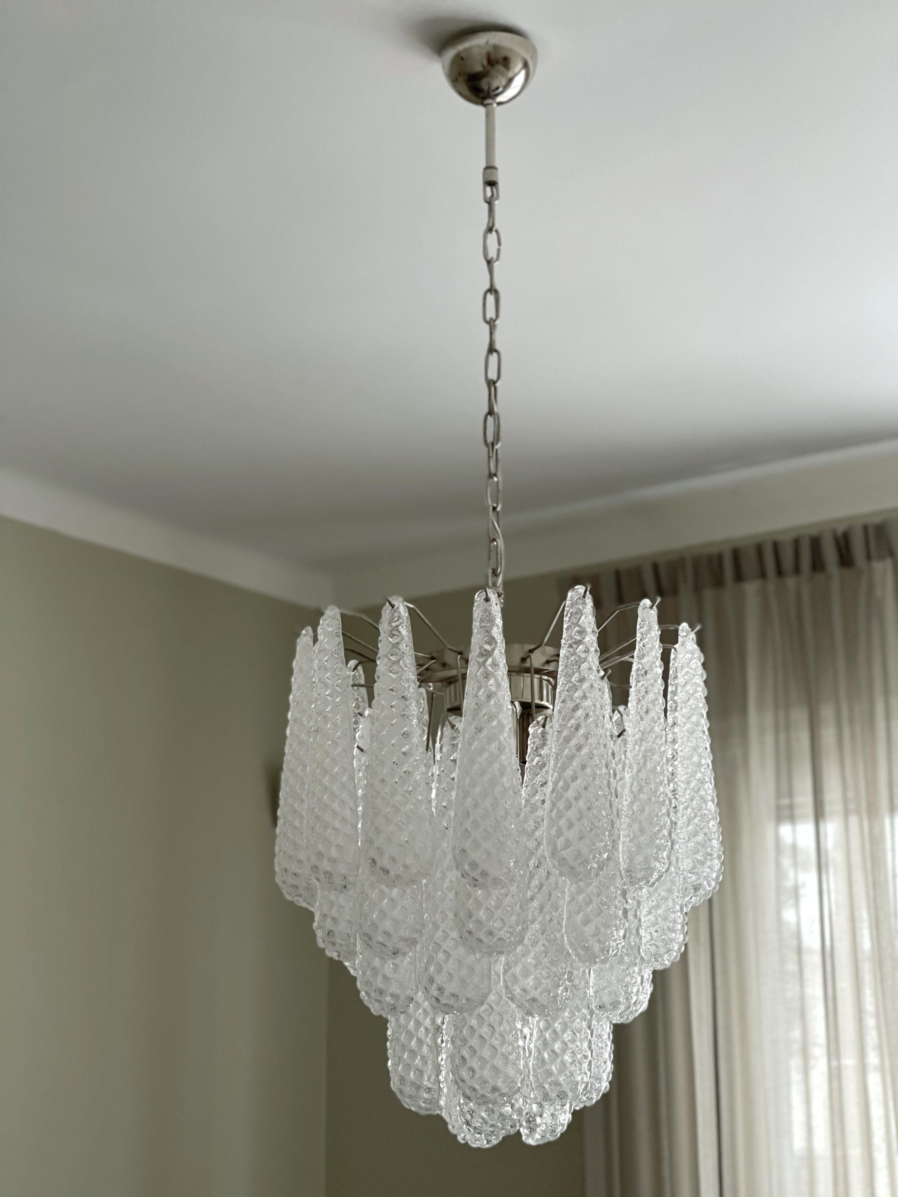 Coppia di lampadari classici di Murano di piccole dimensioni (altezza totale 27,6