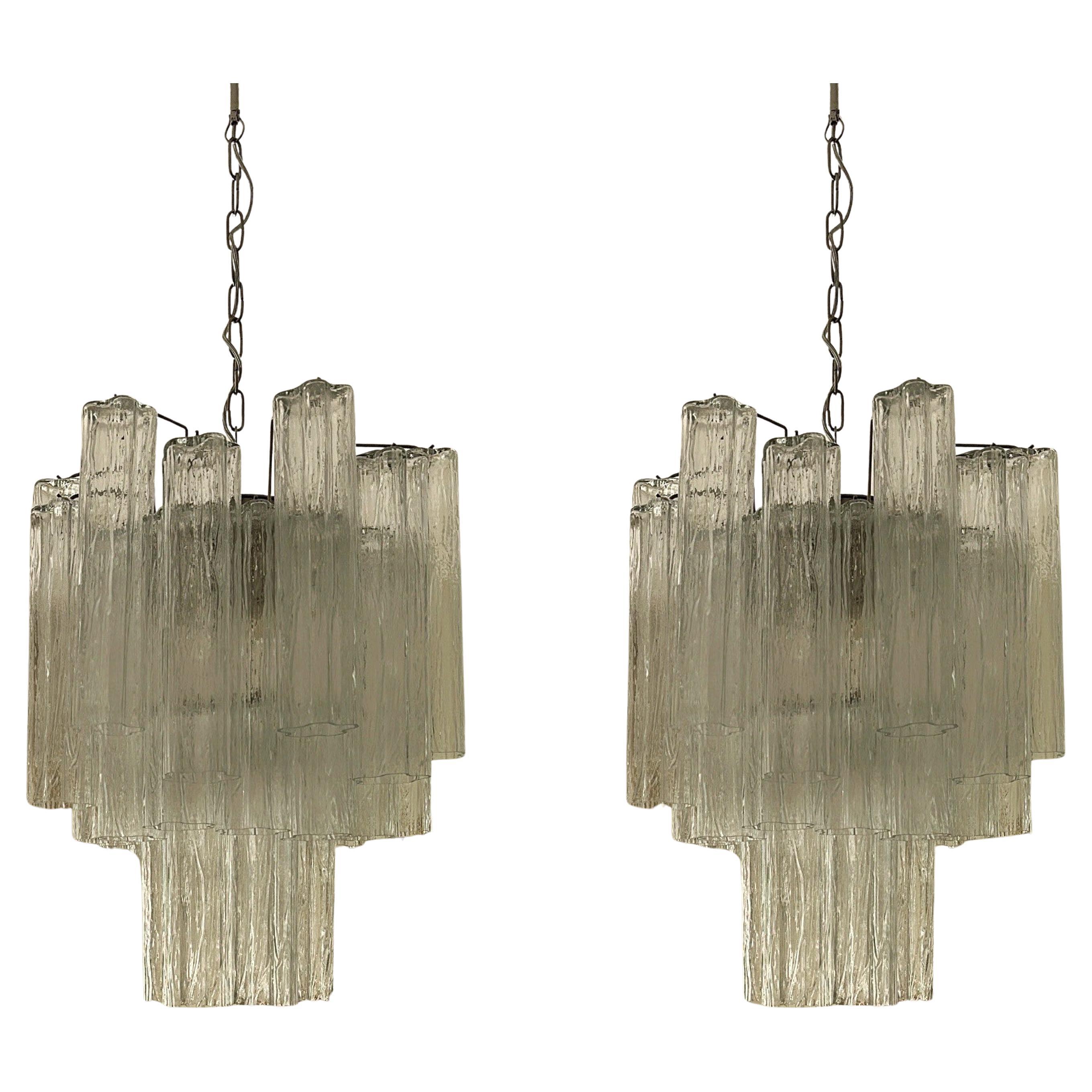 Coppia di lampadari classici di Murano con prismi di vetro tubolari. u2028Lampadari contemporanei in stile tradizionale italiano di metà secolo.
Ogni lampadario è composto da 30 elementi di cristallo di dimensioni pari a 30 x 7 cm (11,8