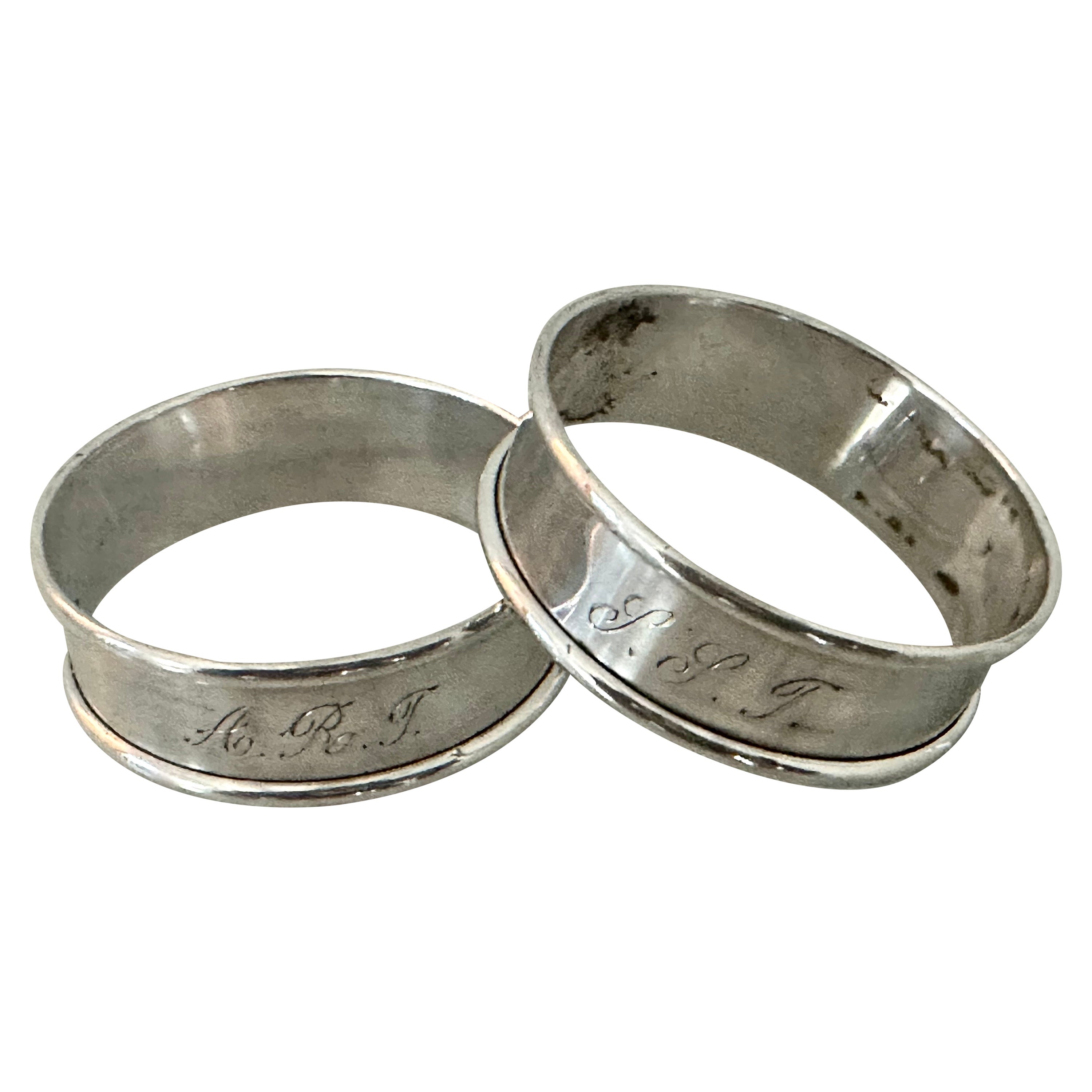 Ein Paar Classic Round Sterling Serviettenringe -- Monogrammiert "ART" und "LLT" im Angebot
