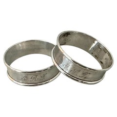 Ein Paar Classic Round Sterling Serviettenringe -- Monogrammiert "ART" und "LLT"