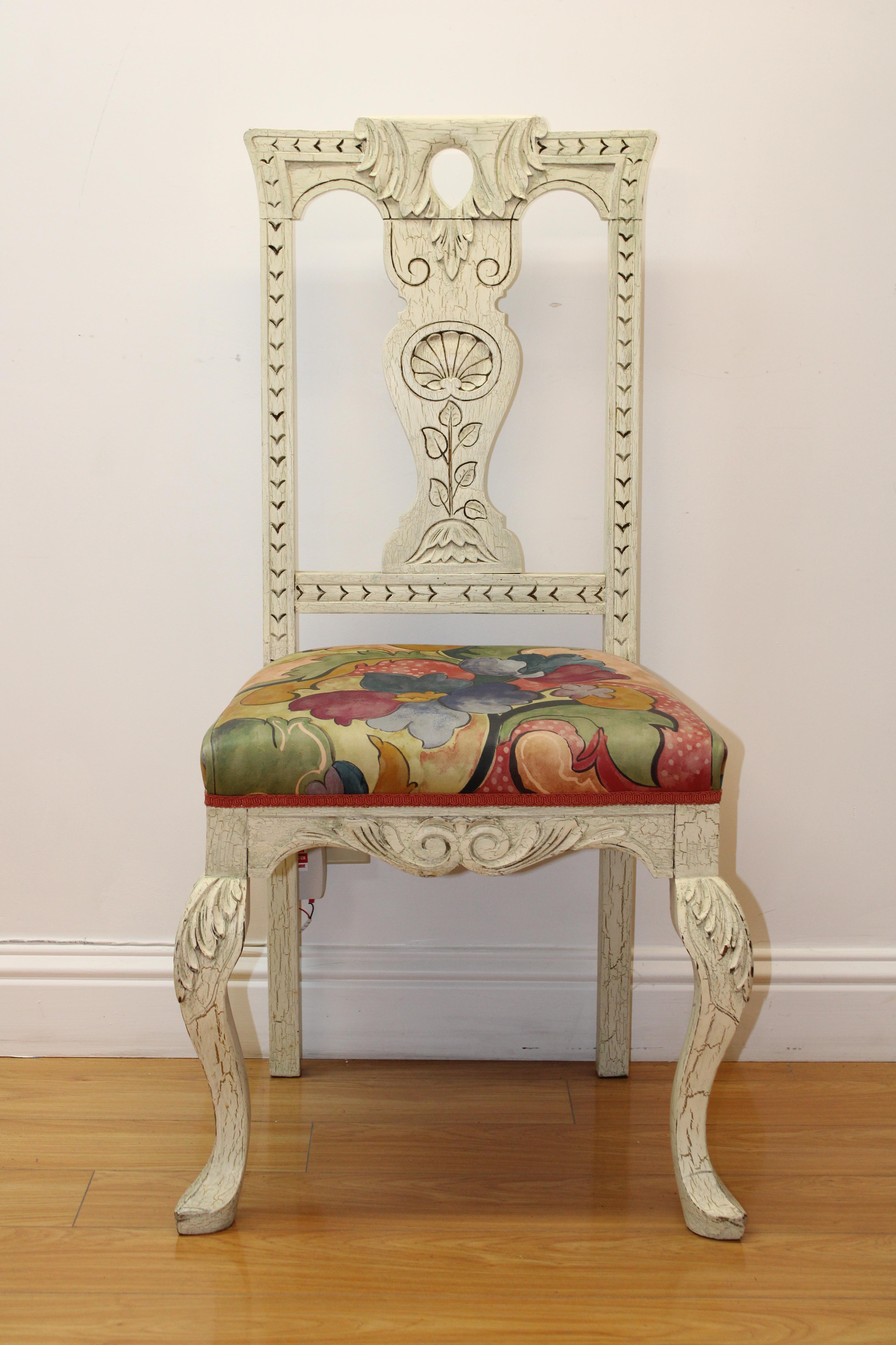 Mitte des späten 20. Jahrhunderts

Schönes und farbenfrohes Paar klassischer Beistellstühle mit weißer gewaschener Farbe und floralem Design (polsterte Sitze).