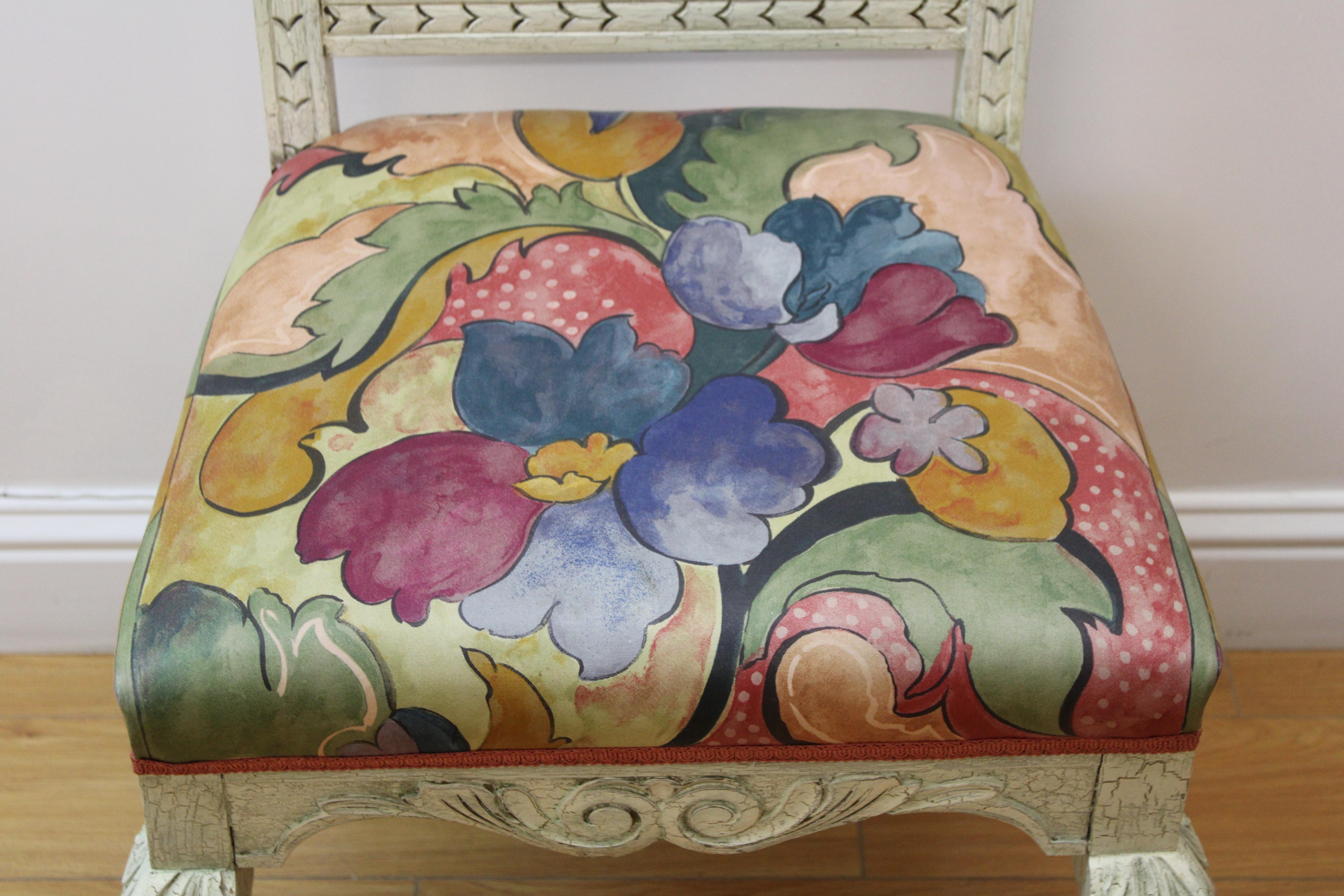 20ième siècle Paire de chaises d'appoint classiques en vente