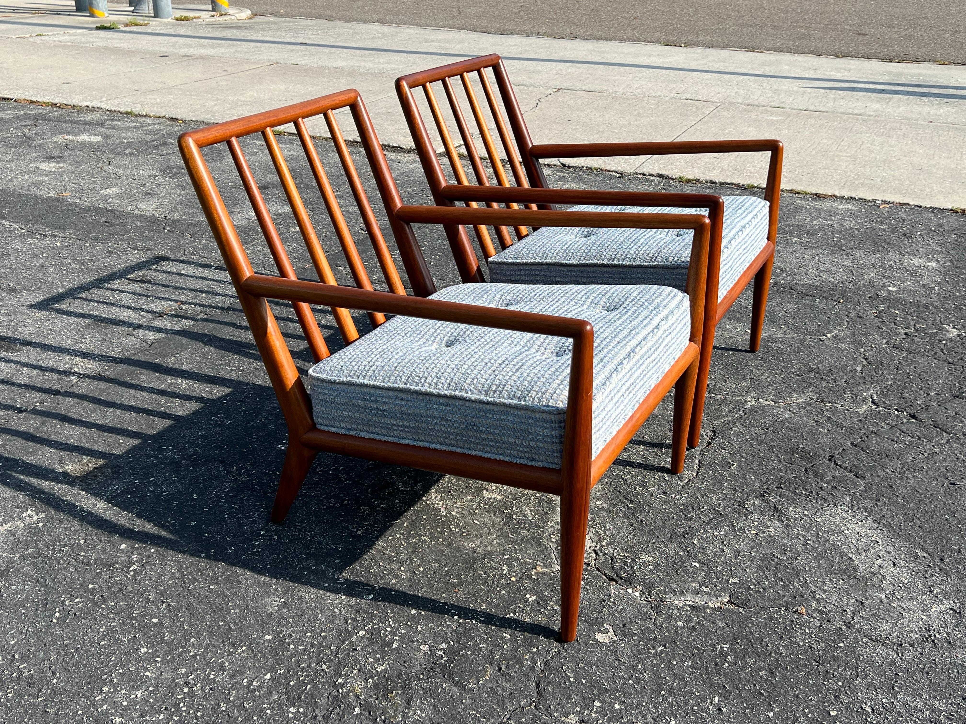 Ein Paar klassischer, originaler Sessel von T.H. Robsjohn-Gibbings für Widdicomb, ca. 1950er Jahre. Zeitloses Styling, lange, elegante Arme. Rahmen aus Nussbaumholz mit aufgesetzter Sitzfläche und keilförmig zulaufendem, losem Rückenkissen.