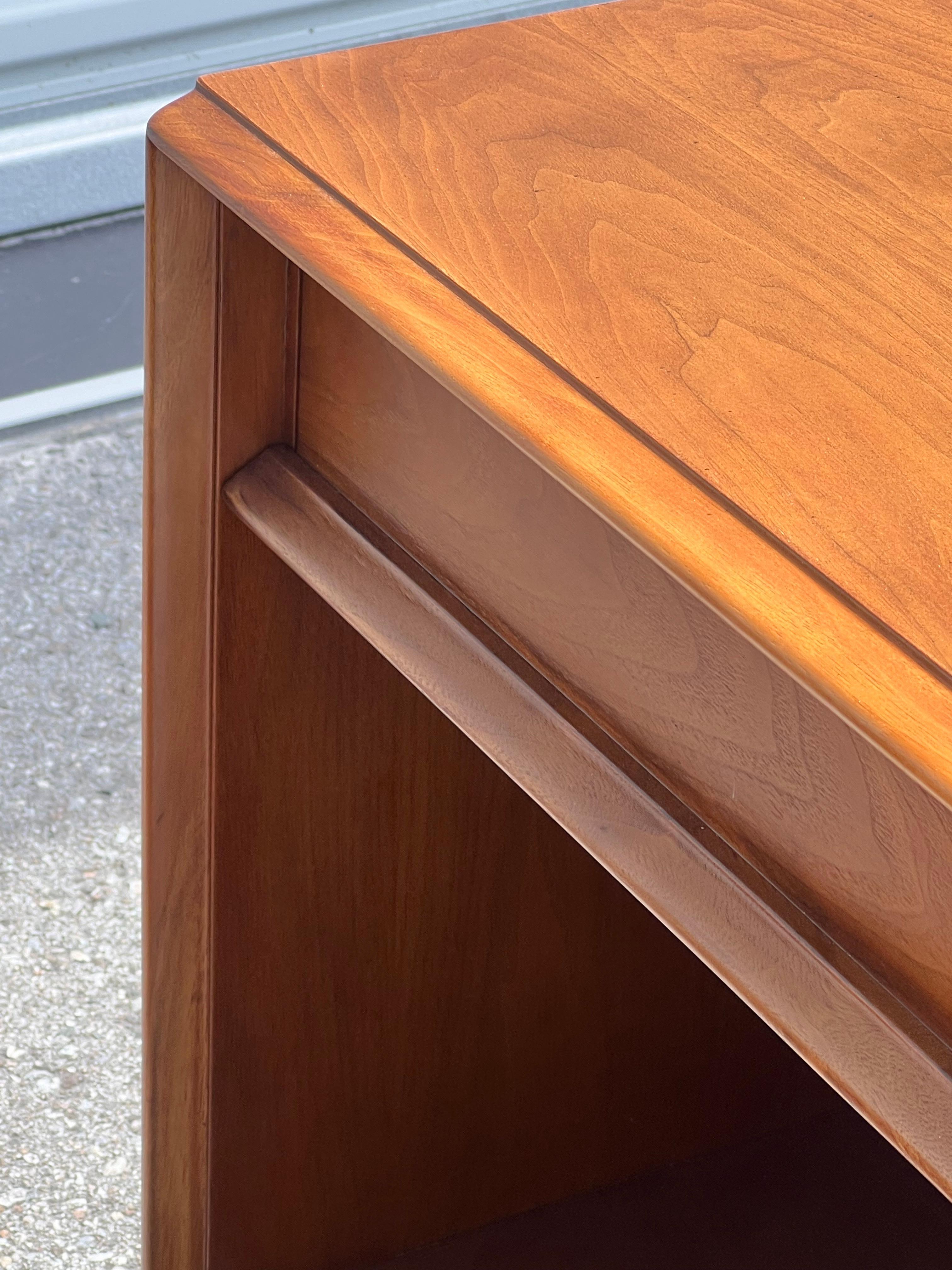 Mid-20th Century A Pair of Classic T.H. Robsjohn-Gibbings Nightstands In Walnut Ca' 1950's