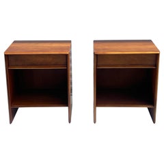 Una coppia di classici AT&T. Comodini Robsjohn-Gibbings in noce anni '50