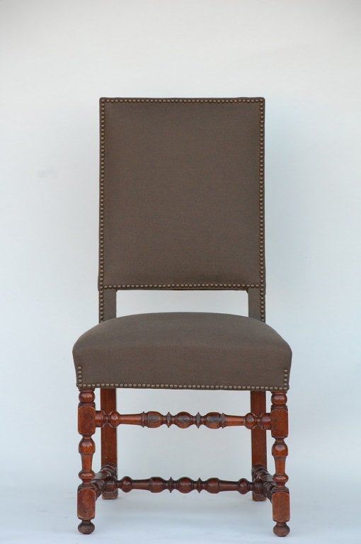 Paire de chaises d'appoint classiques en bois tourné de style Louis XIII. Taille : hauteur d'assise de 20 pouces. Entièrement restaurée et retapissée.